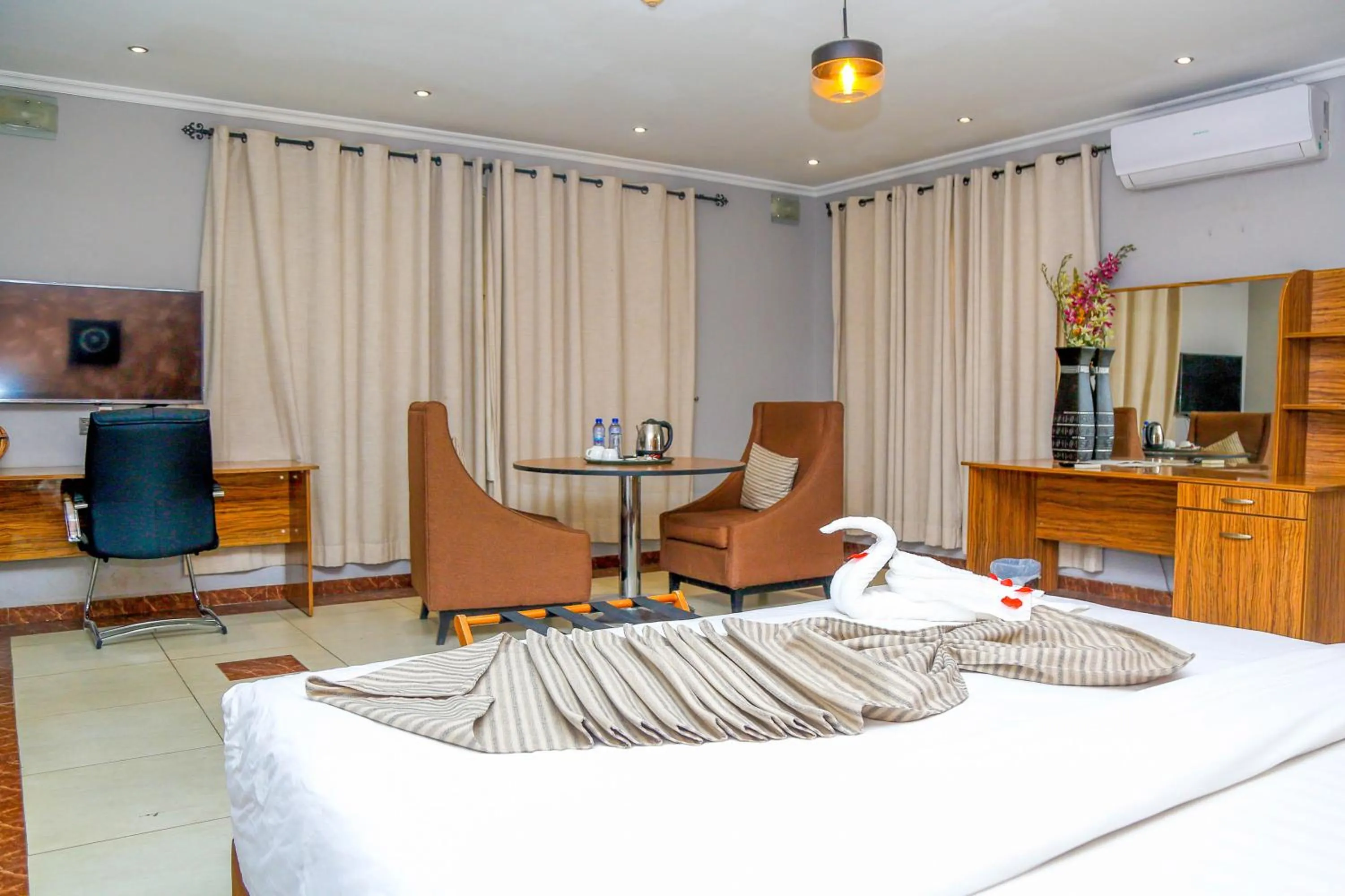 Bedroom, Bed in Midindi Hotel