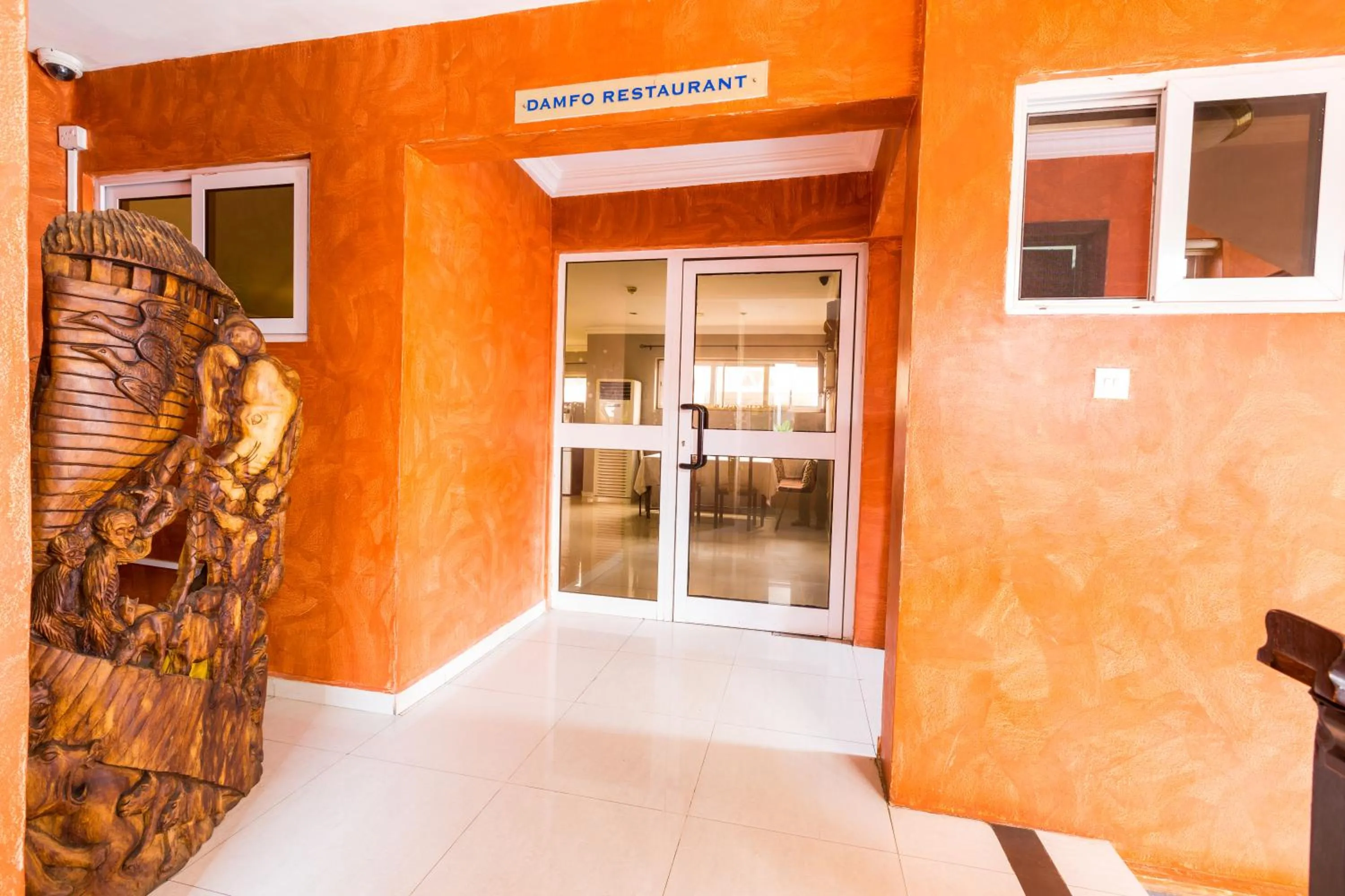 Restaurant/places to eat in Midindi Hotel