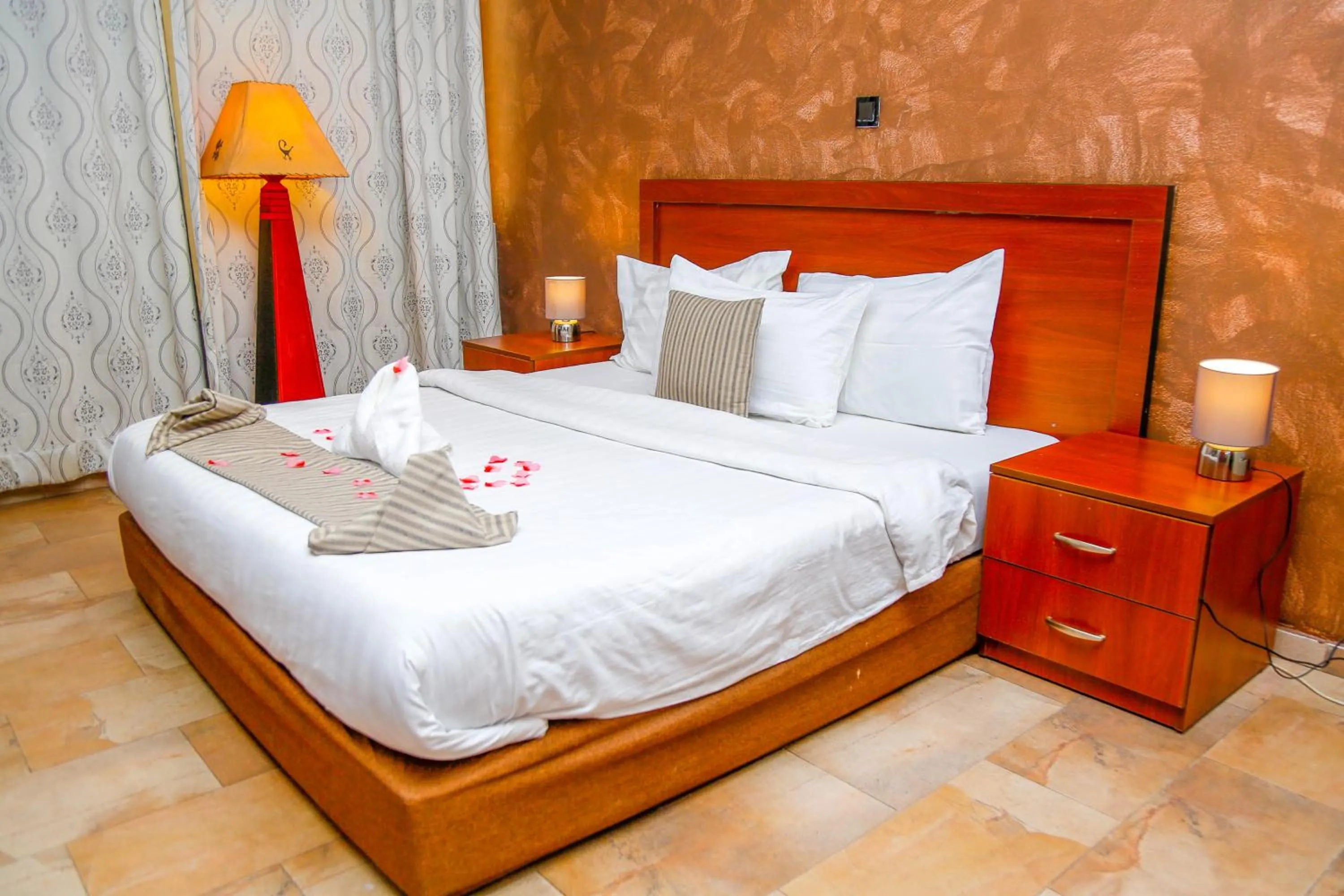 Bedroom, Bed in Midindi Hotel