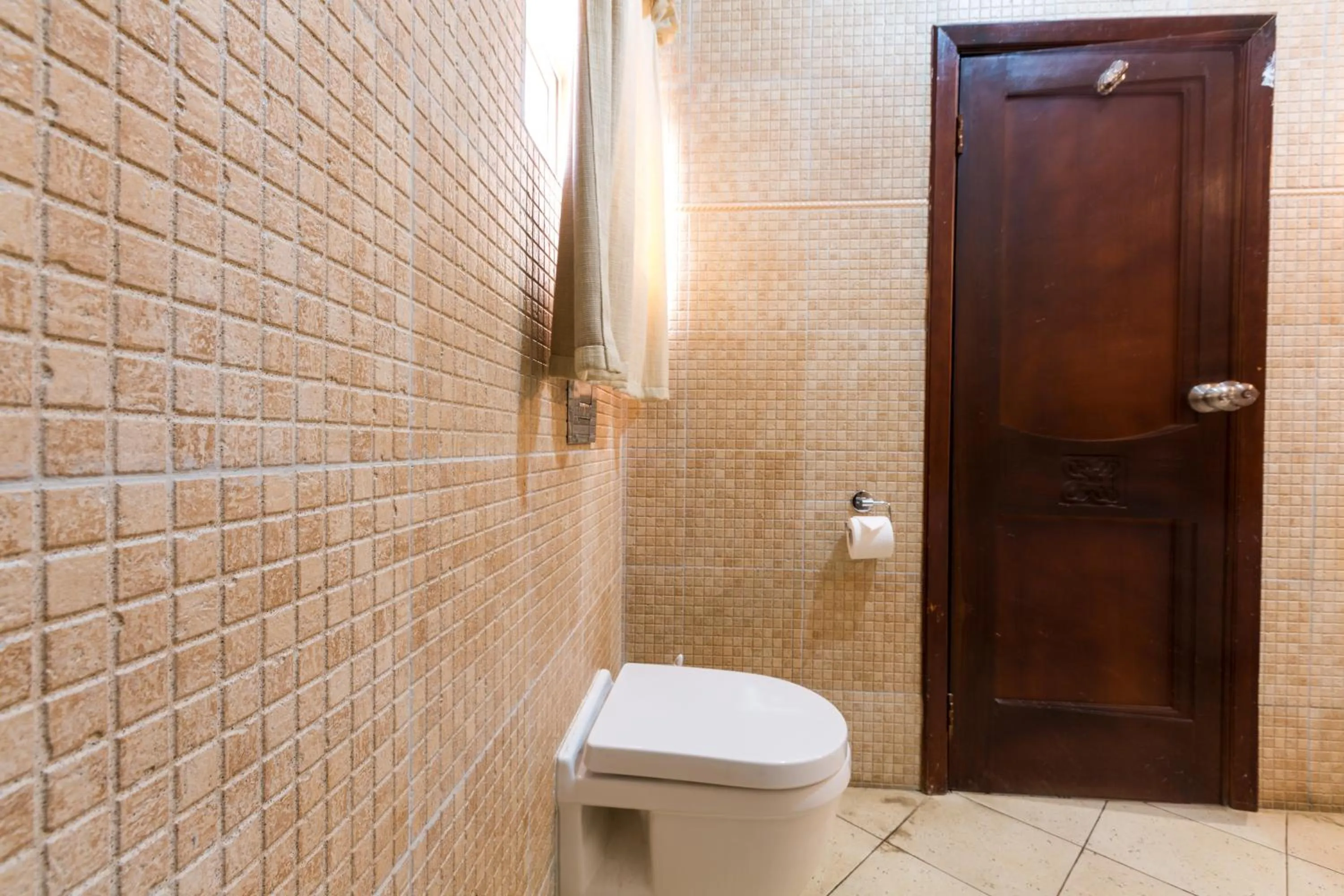 Toilet in Midindi Hotel