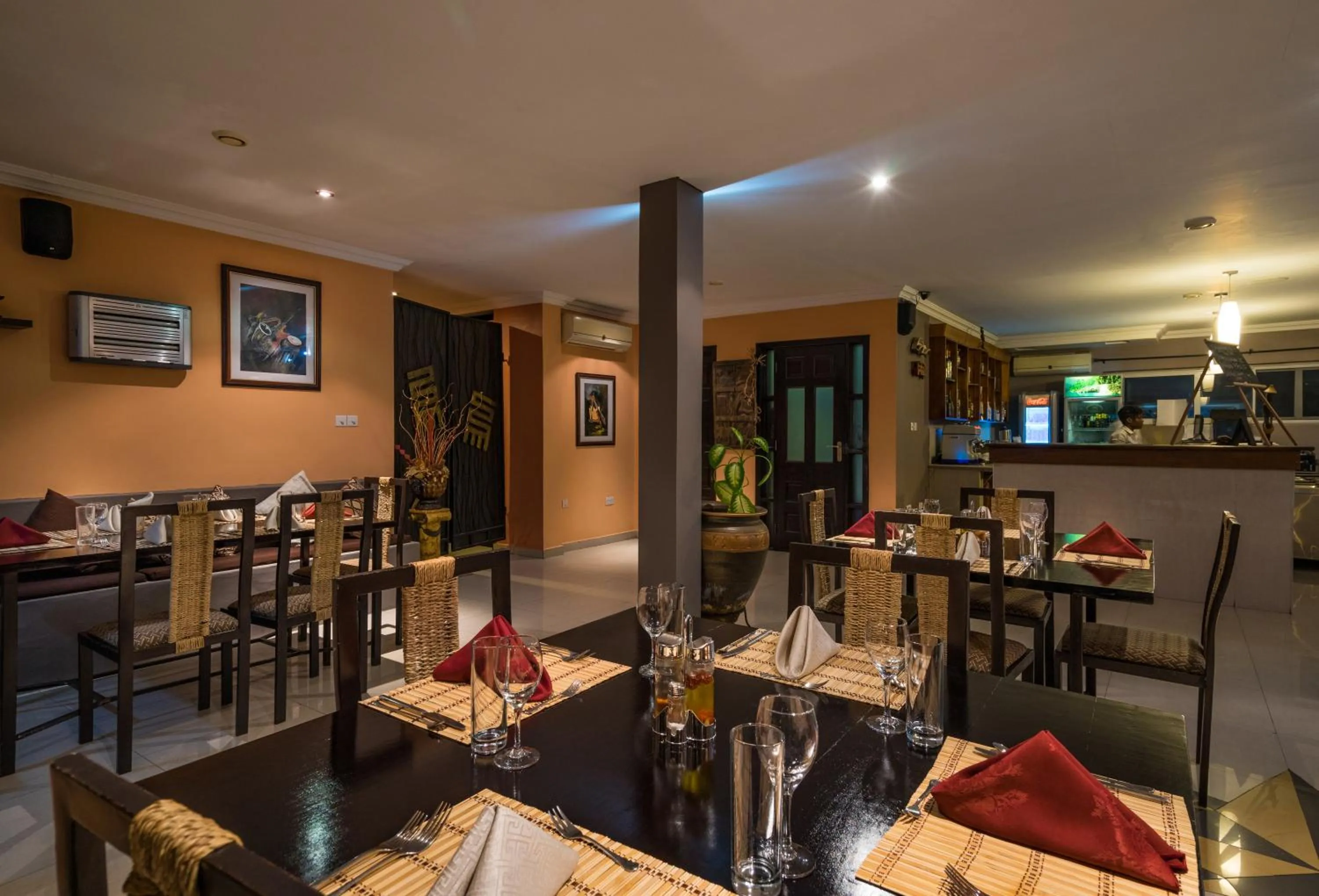 Restaurant/places to eat in Midindi Hotel
