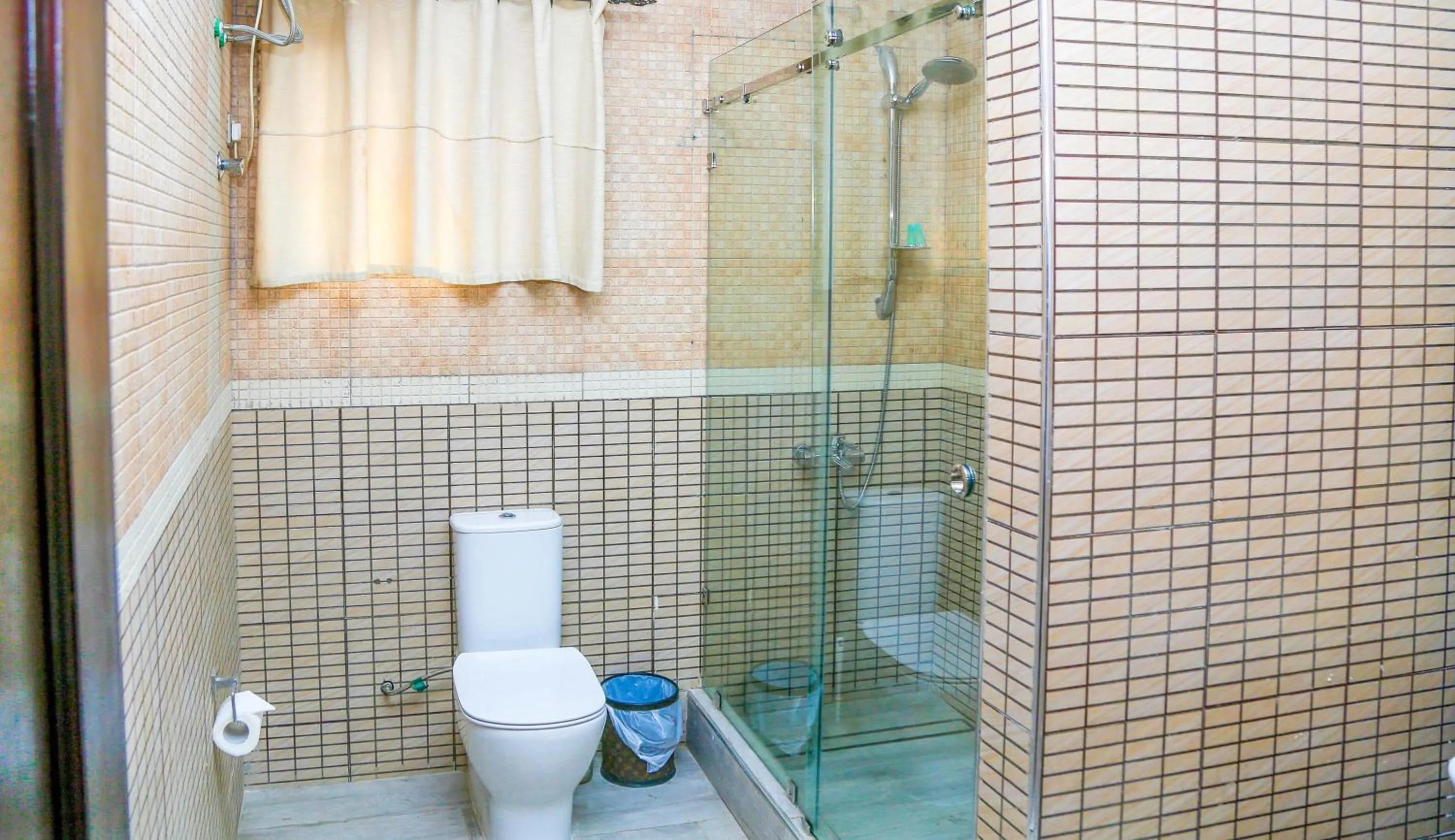 Shower in Midindi Hotel