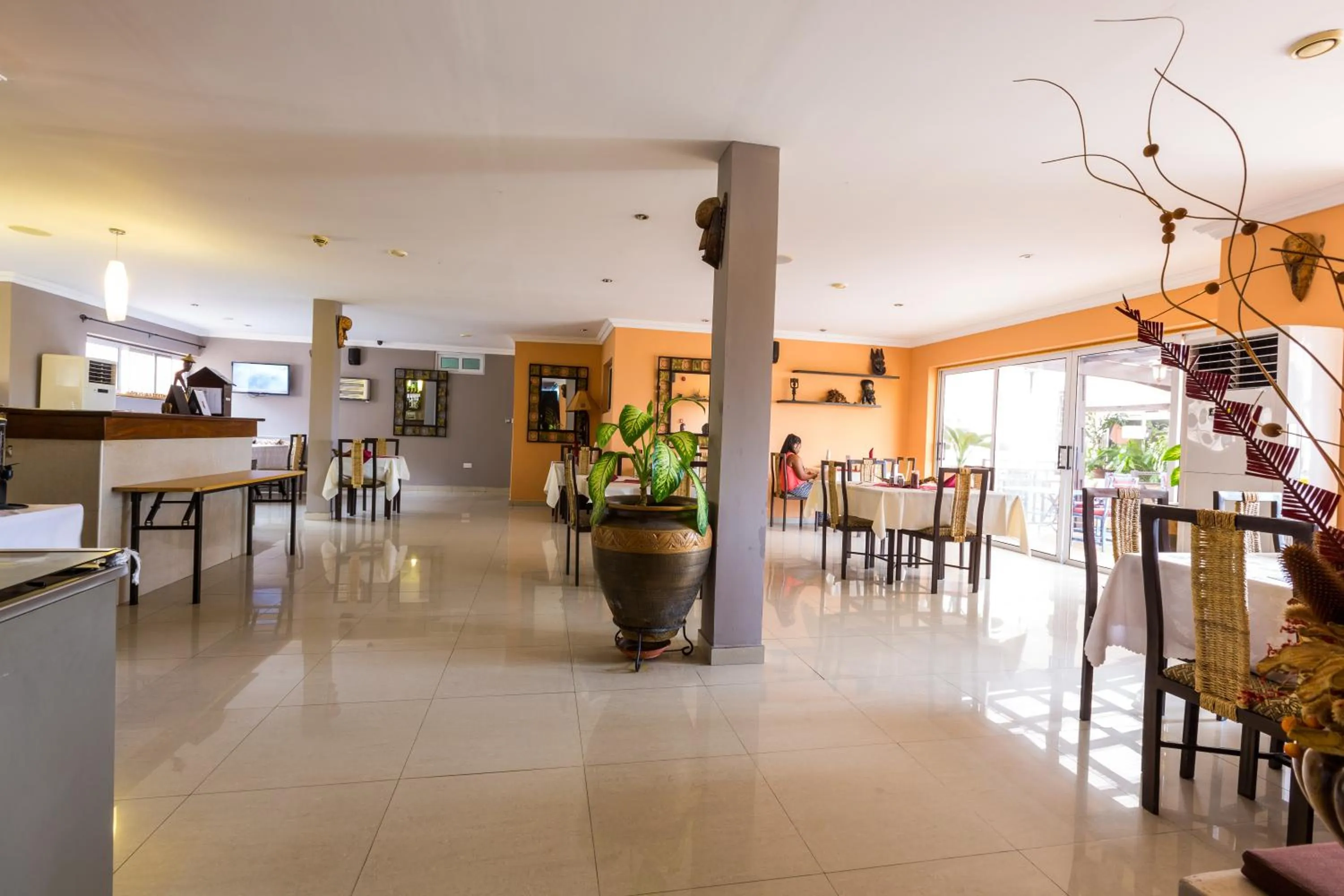 Restaurant/places to eat in Midindi Hotel