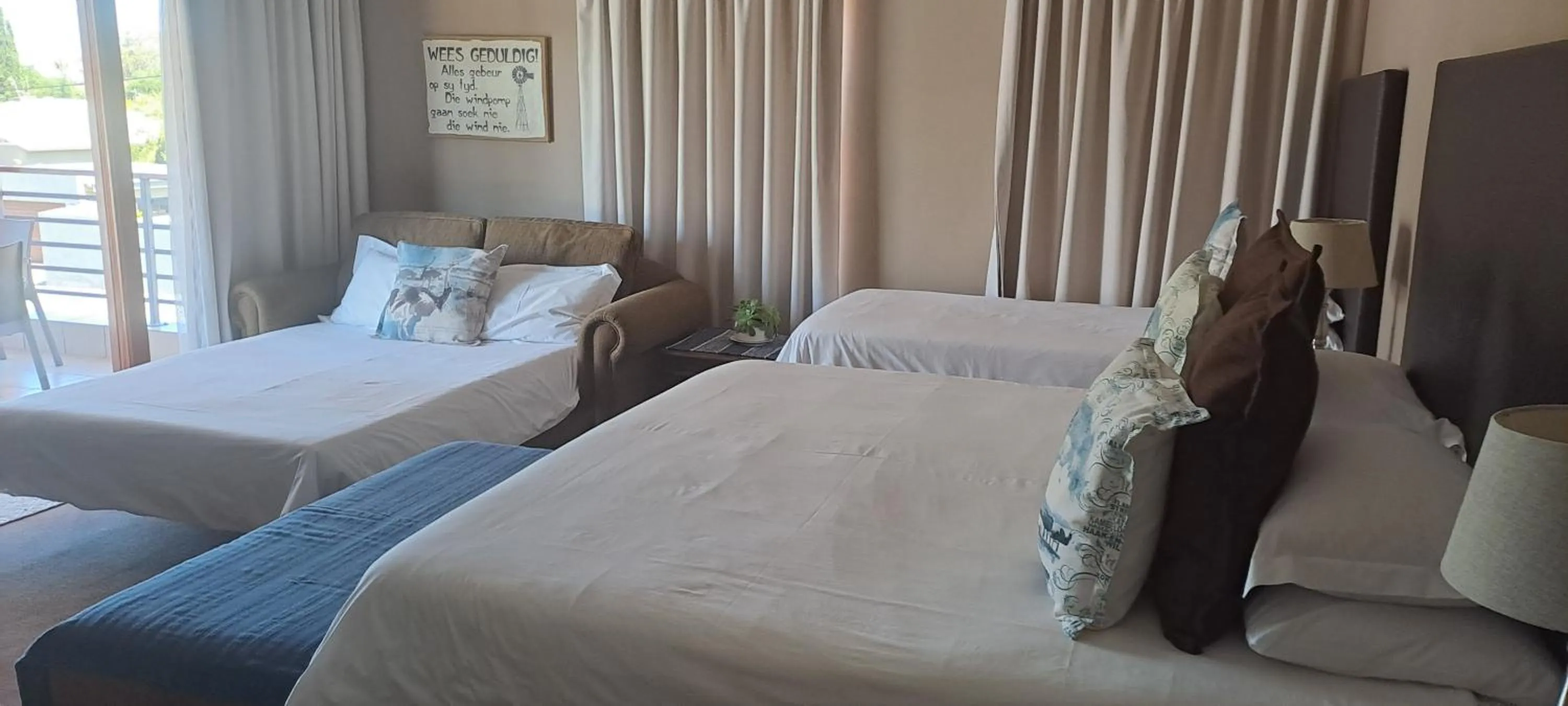 Bed in Karoo Sun Guest House