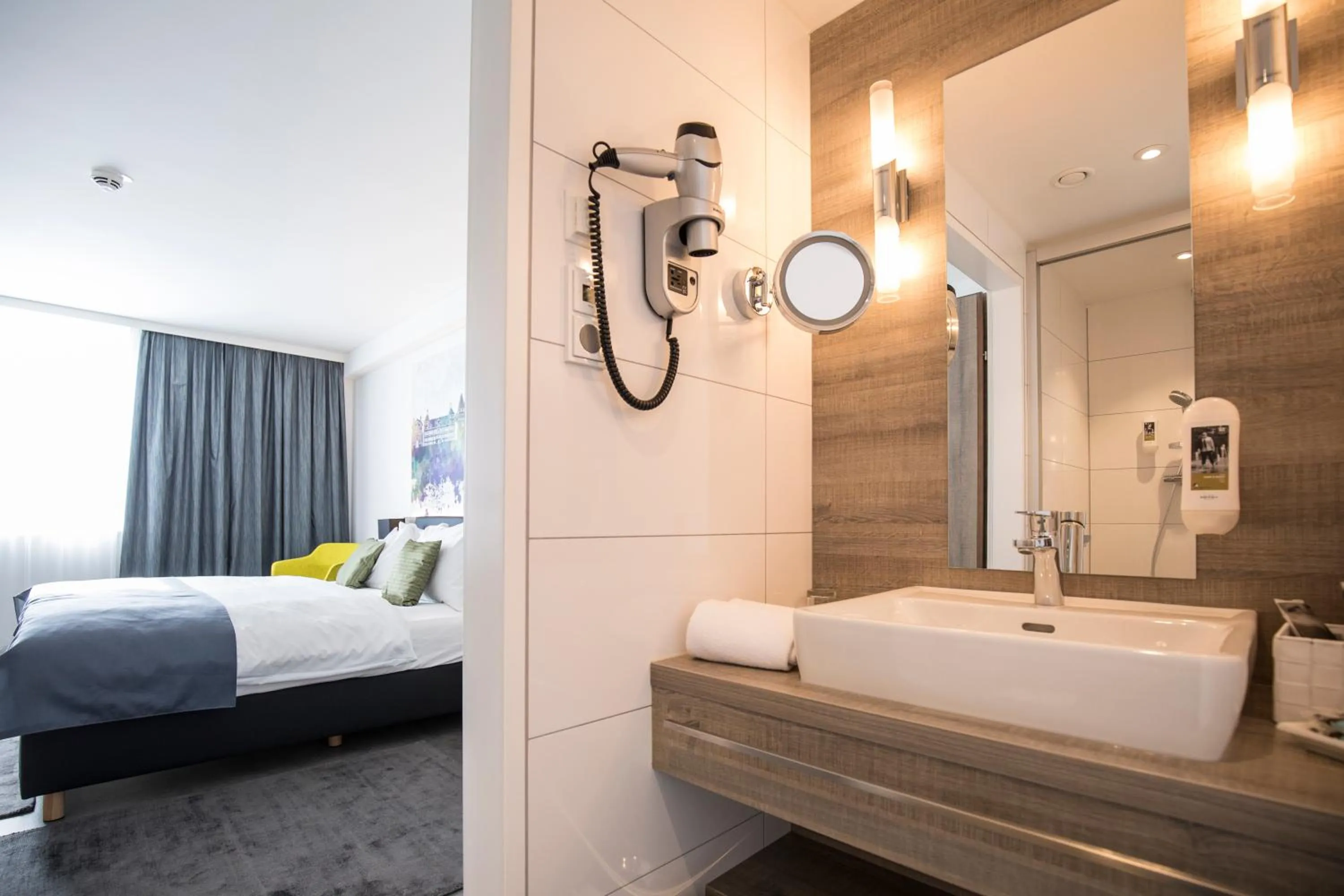 Bathroom, Bed in Hotel Mercure Graz City