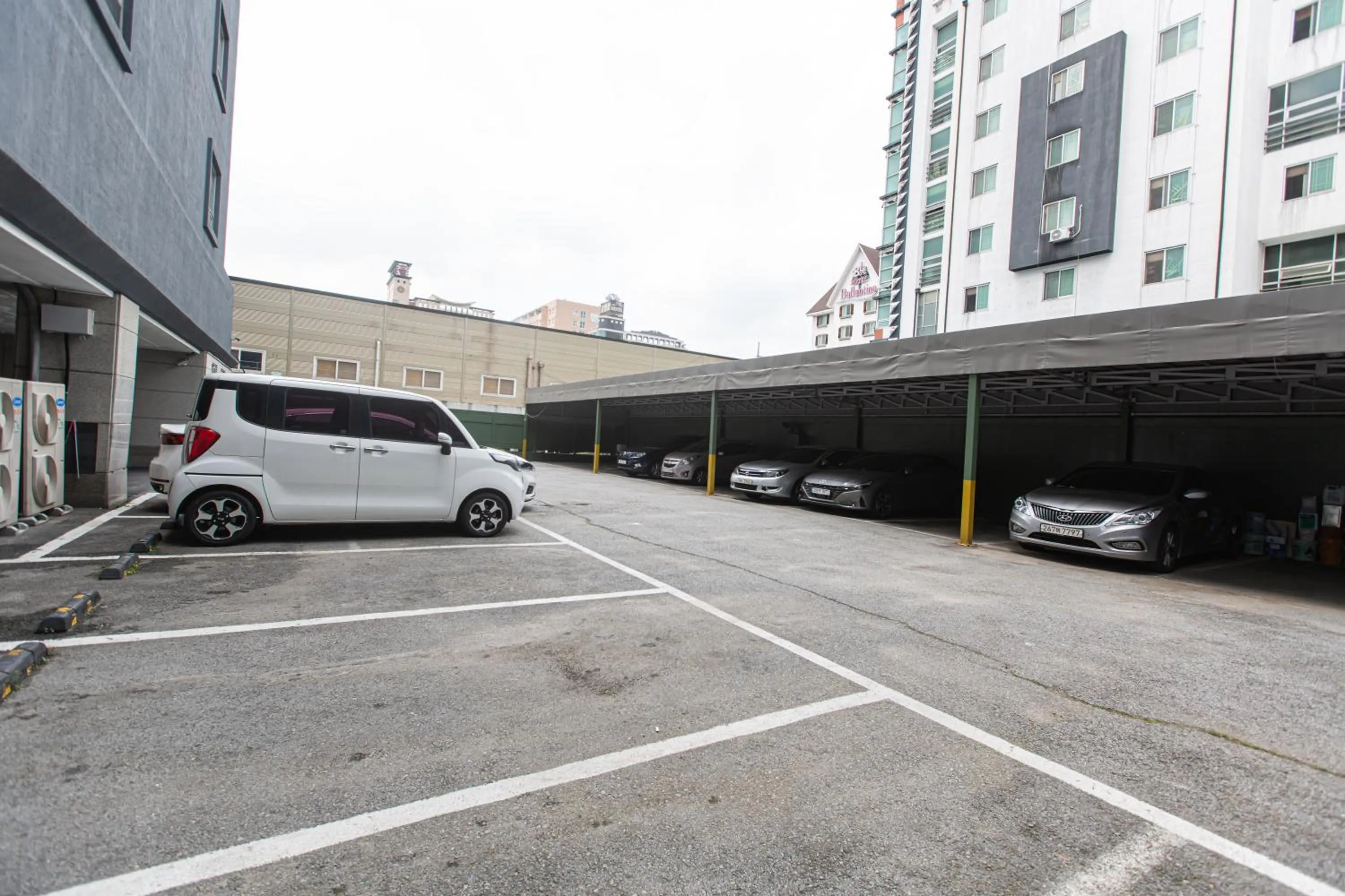 Parking in KNox Hotel