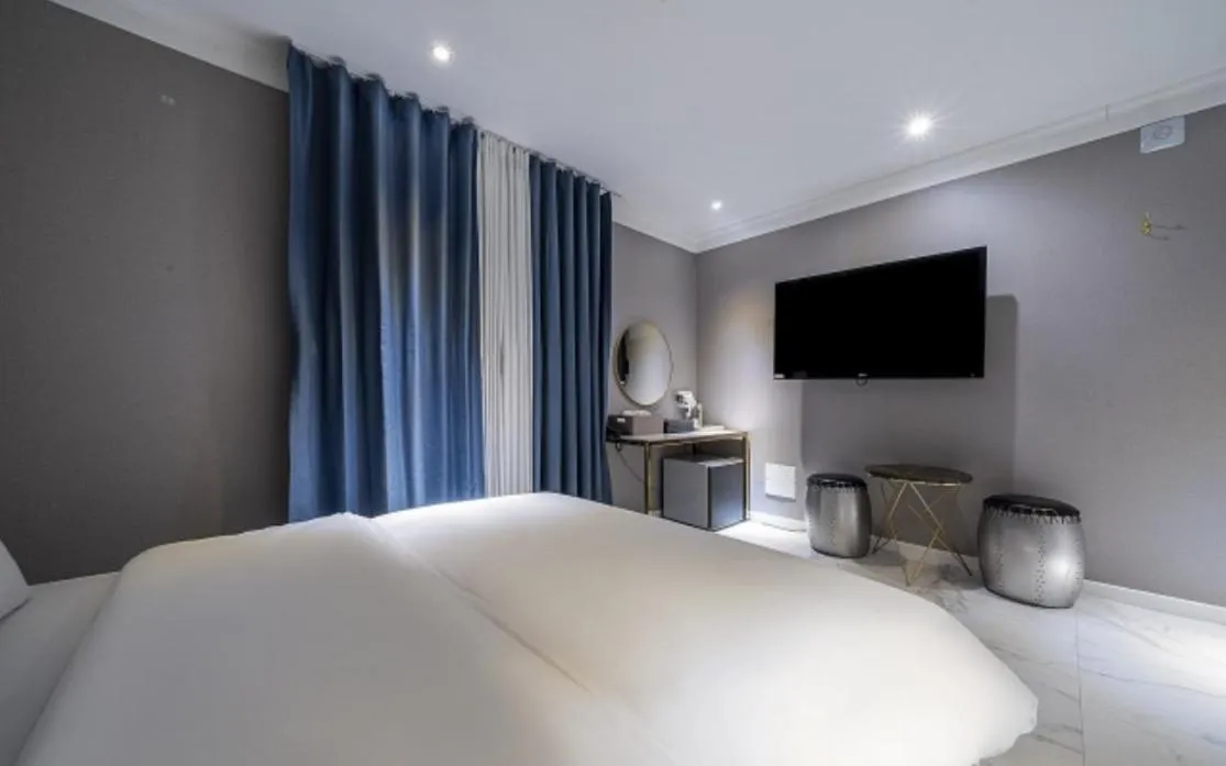 Bedroom, Bed in KNox Hotel