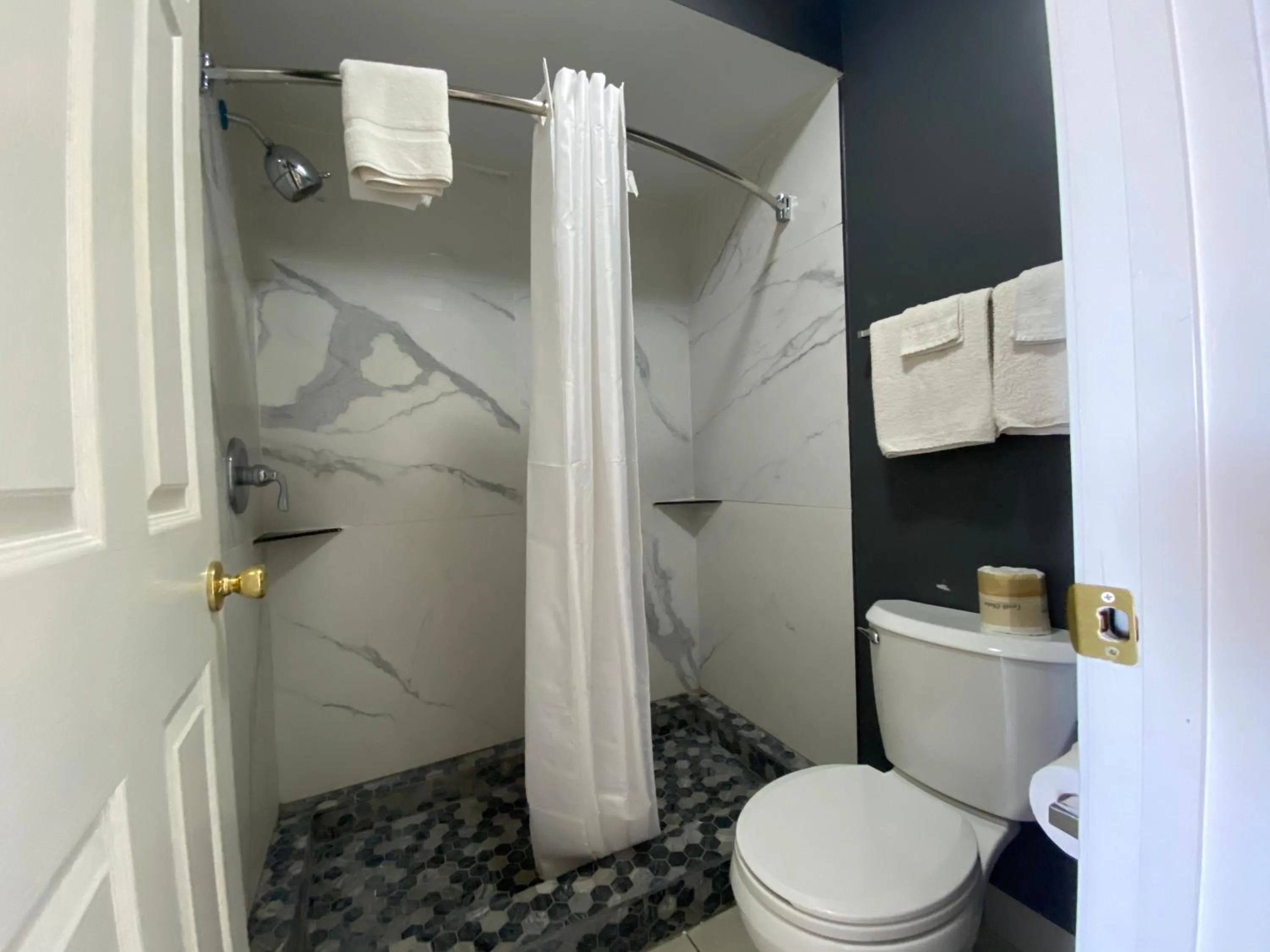 Bathroom in Relax Inn-Plaquemine