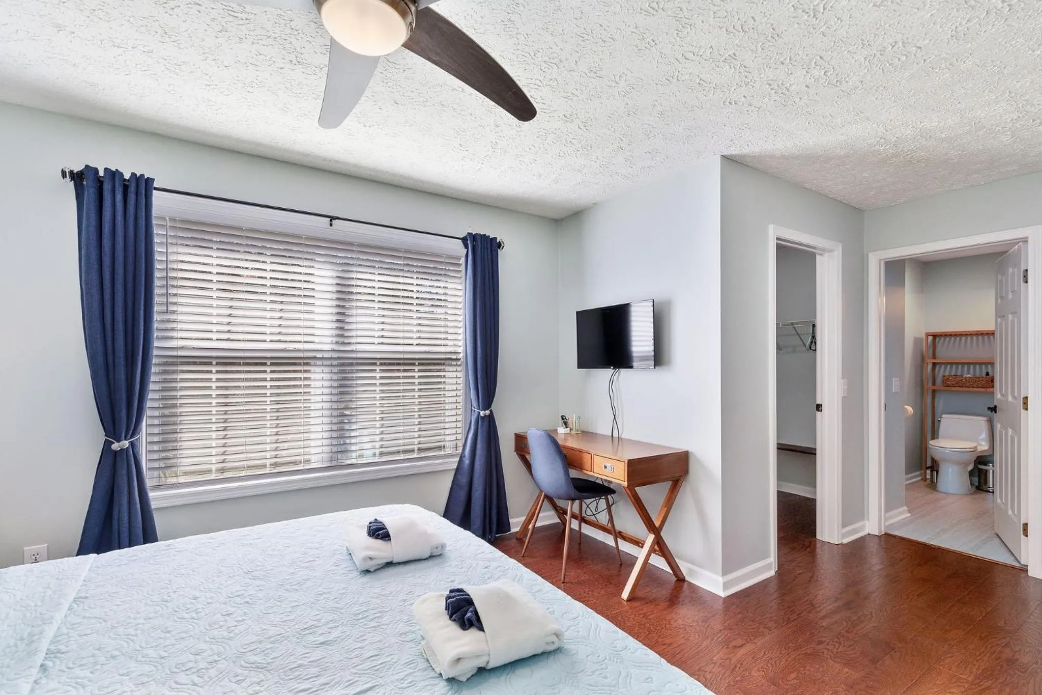Bed in 2nd Block E Huron - Keep Palm - Adorable House Minutes from the Beach