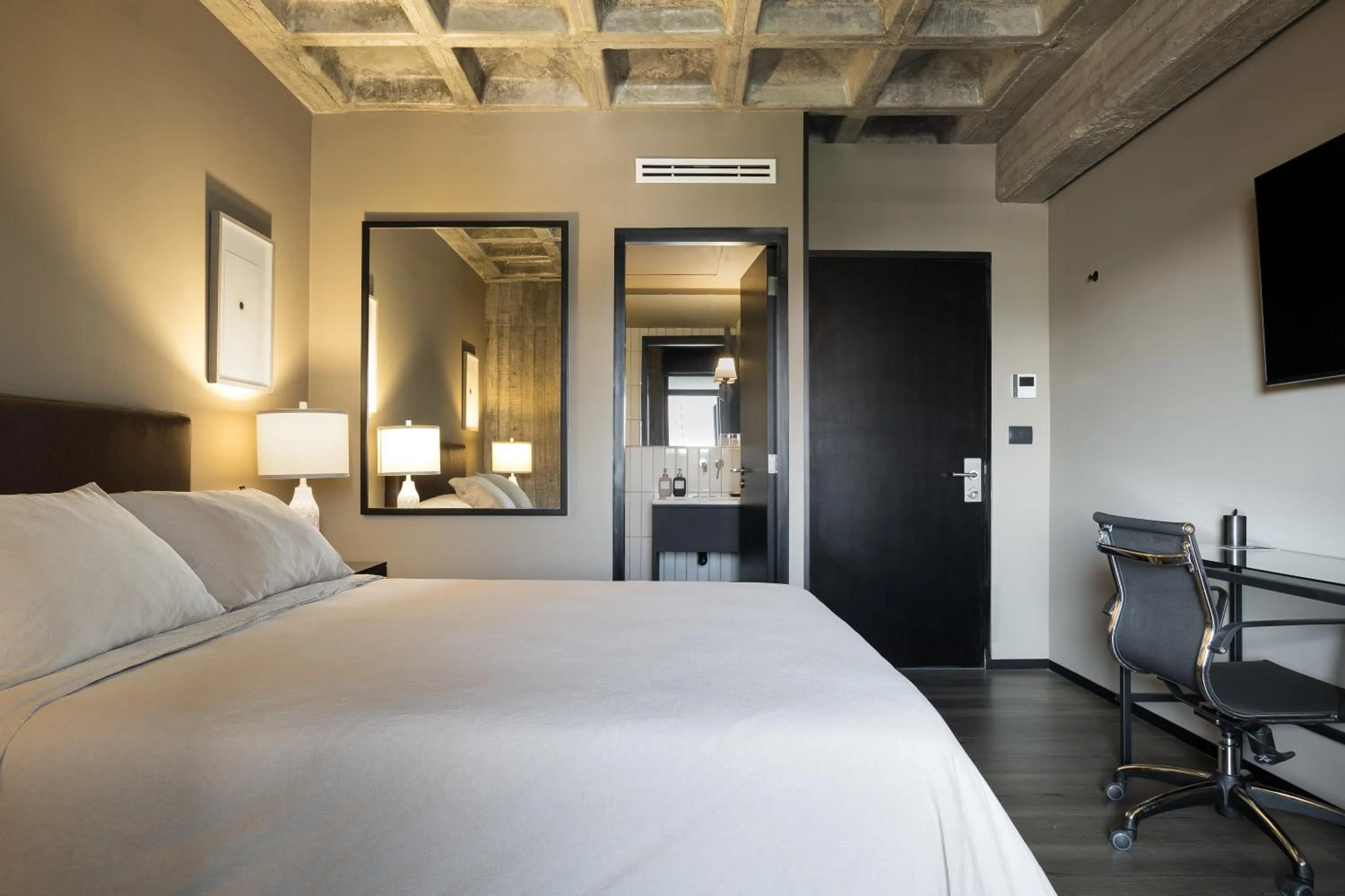 Photo of the whole room, Bed in Bellwort Hotel