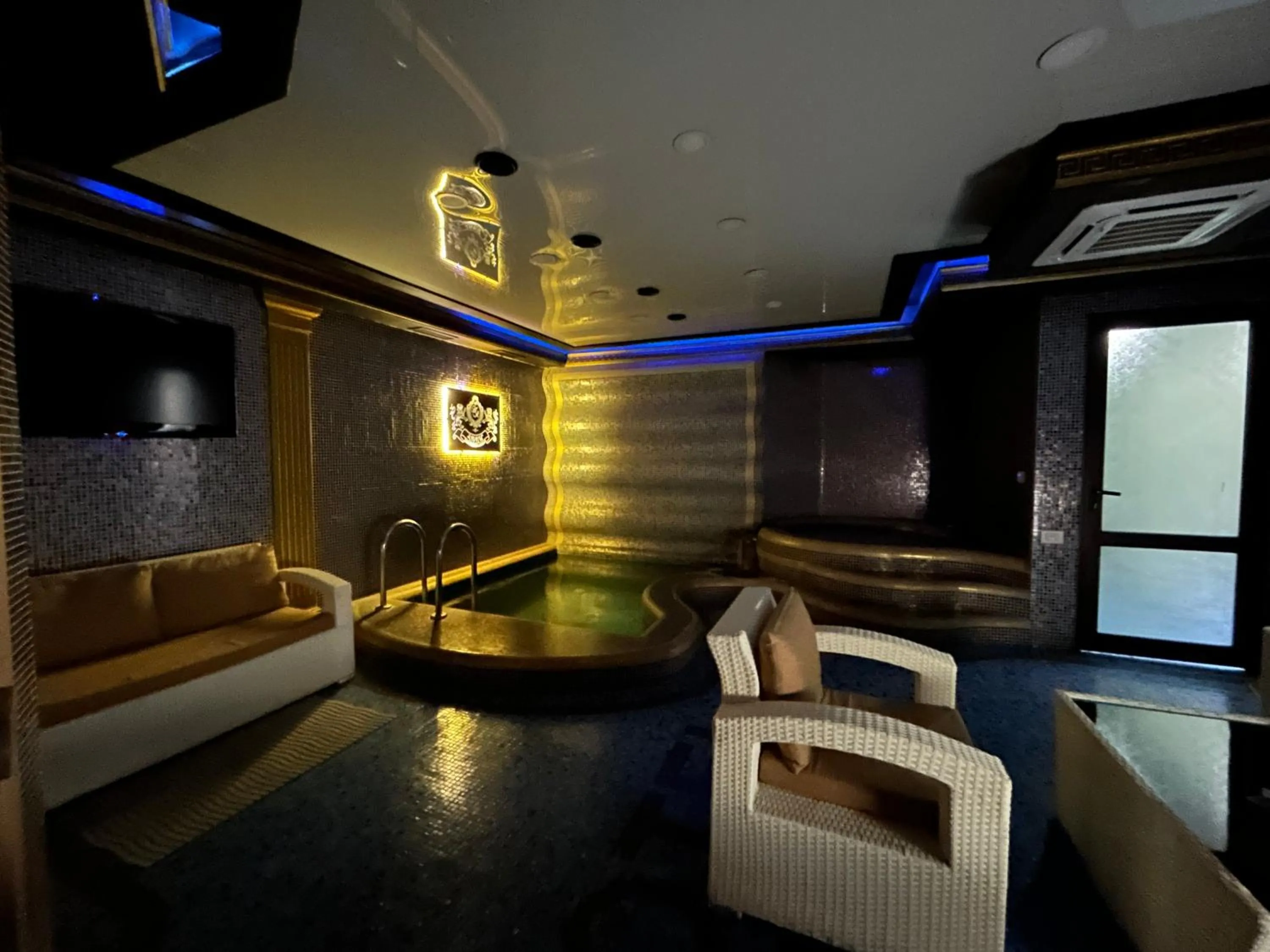 Swimming pool in Hotel Roma & Tours