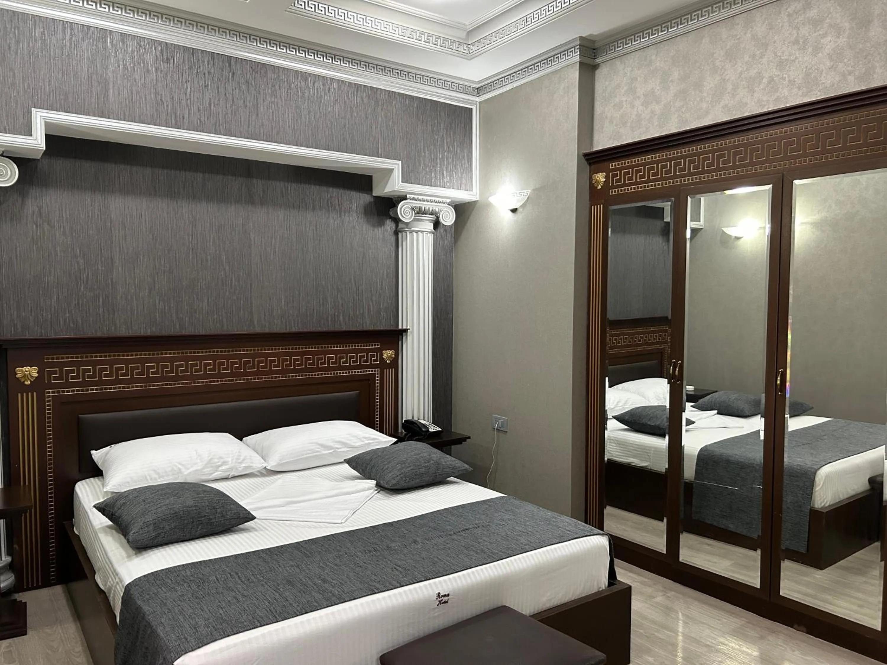 Bed in Hotel Roma & Tours