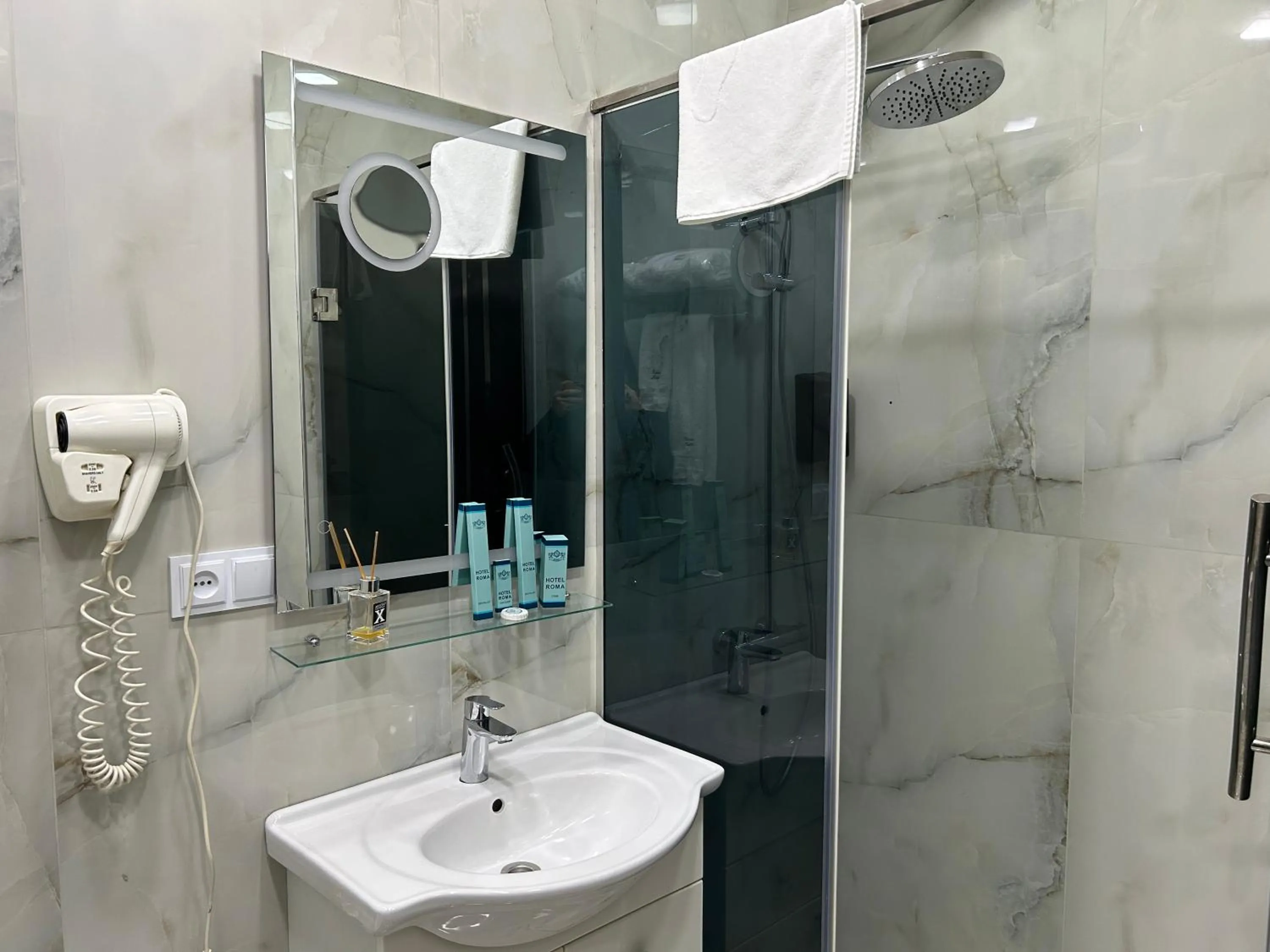 Shower in Hotel Roma & Tours
