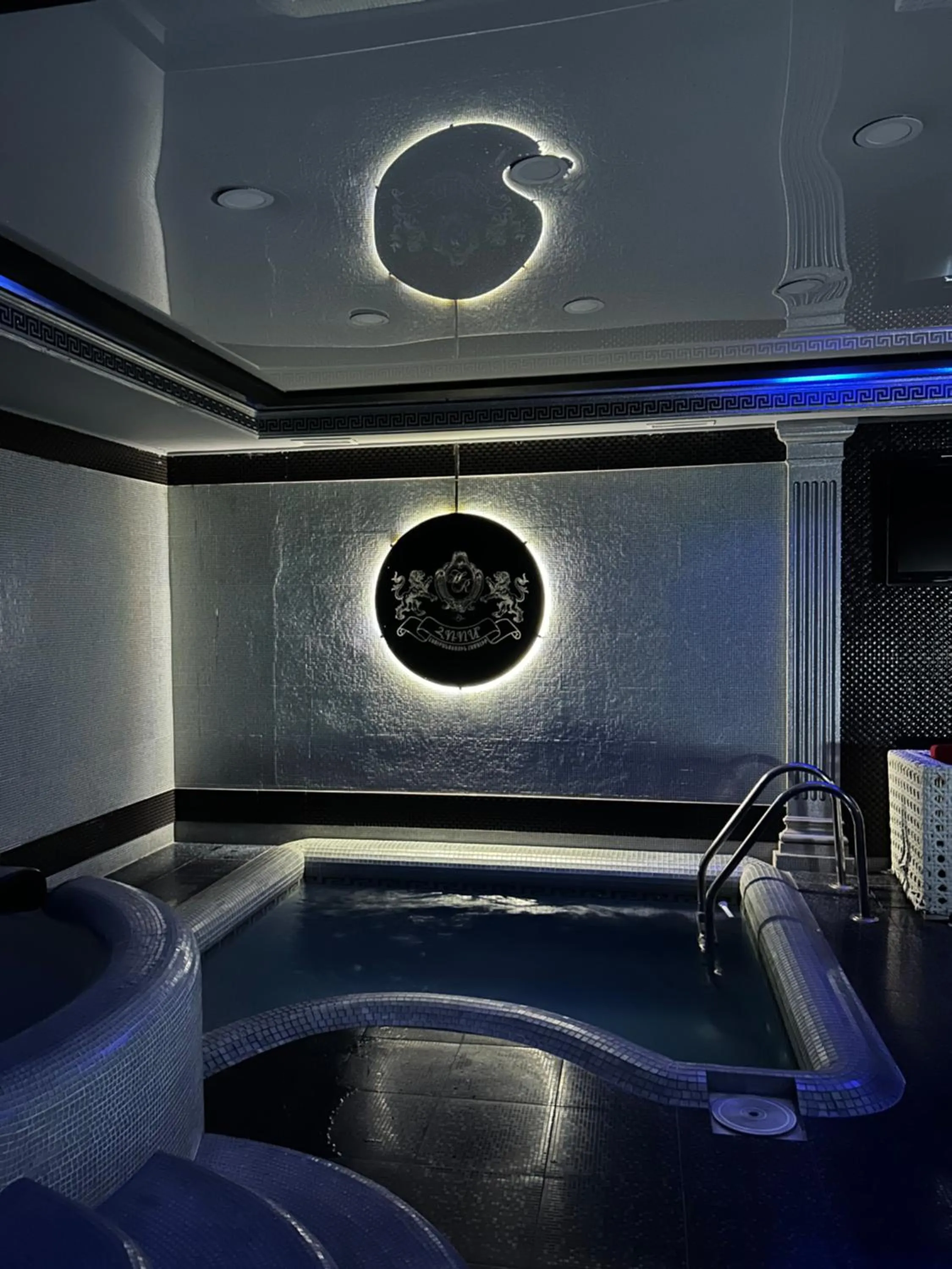 Hot Tub in Hotel Roma & Tours