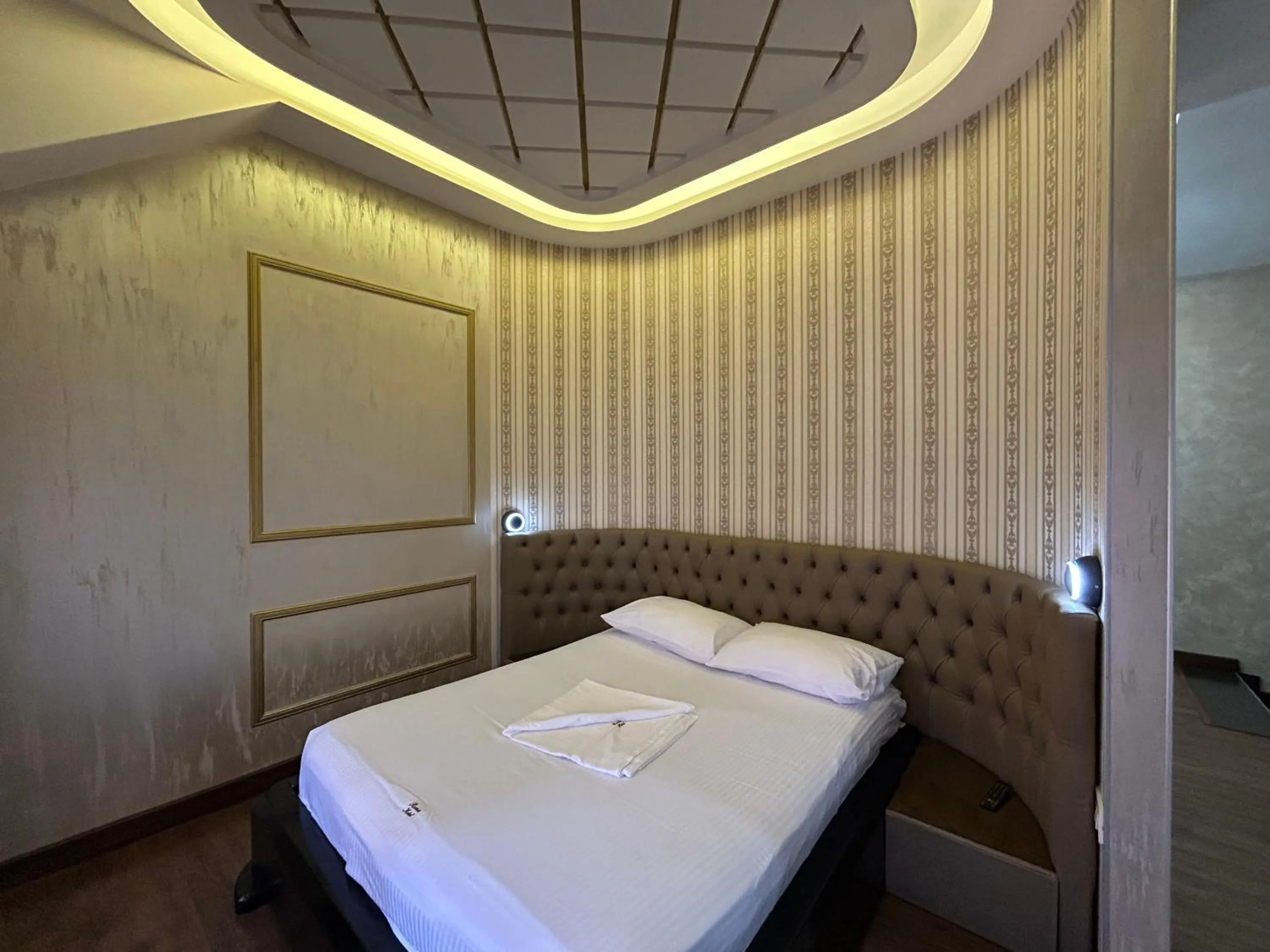 Bed in Hotel Roma & Tours