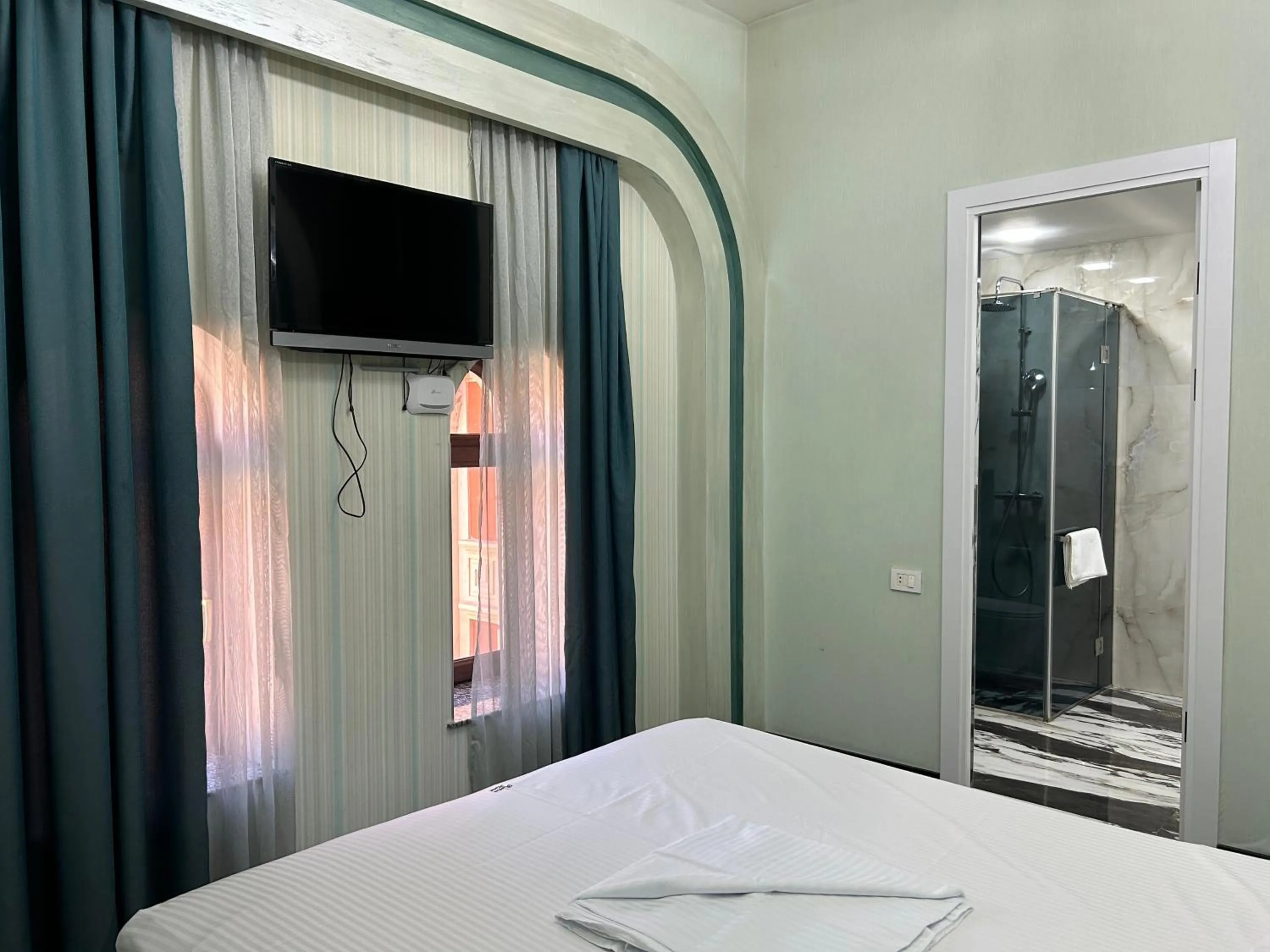 Bed in Hotel Roma & Tours