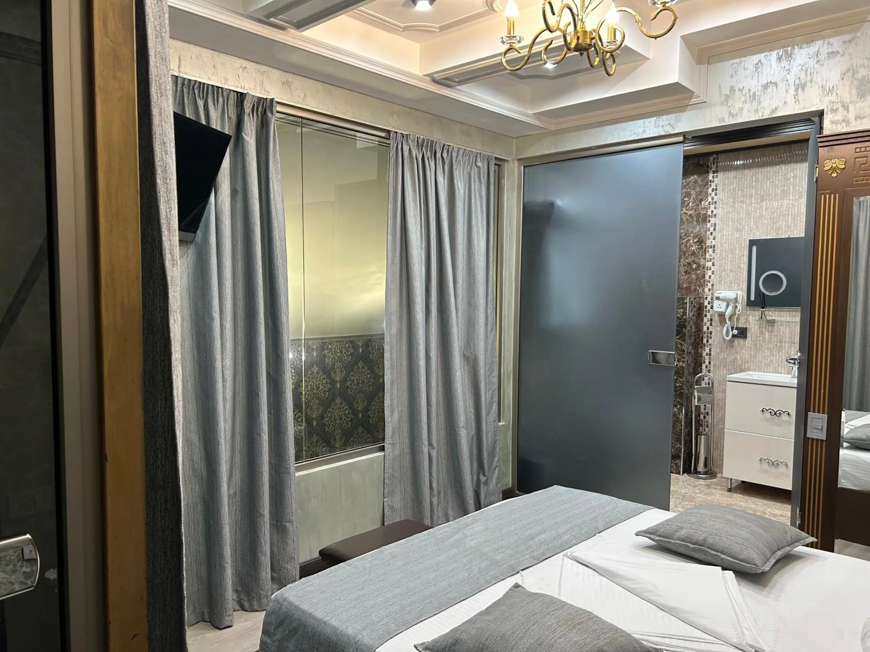 Bed in Hotel Roma & Tours