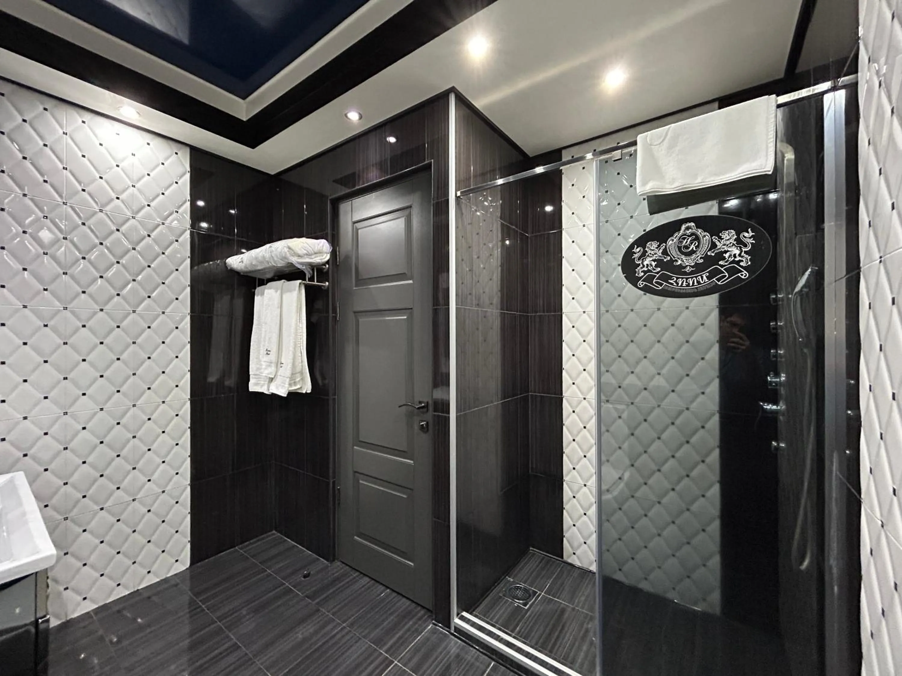 Shower in Hotel Roma & Tours