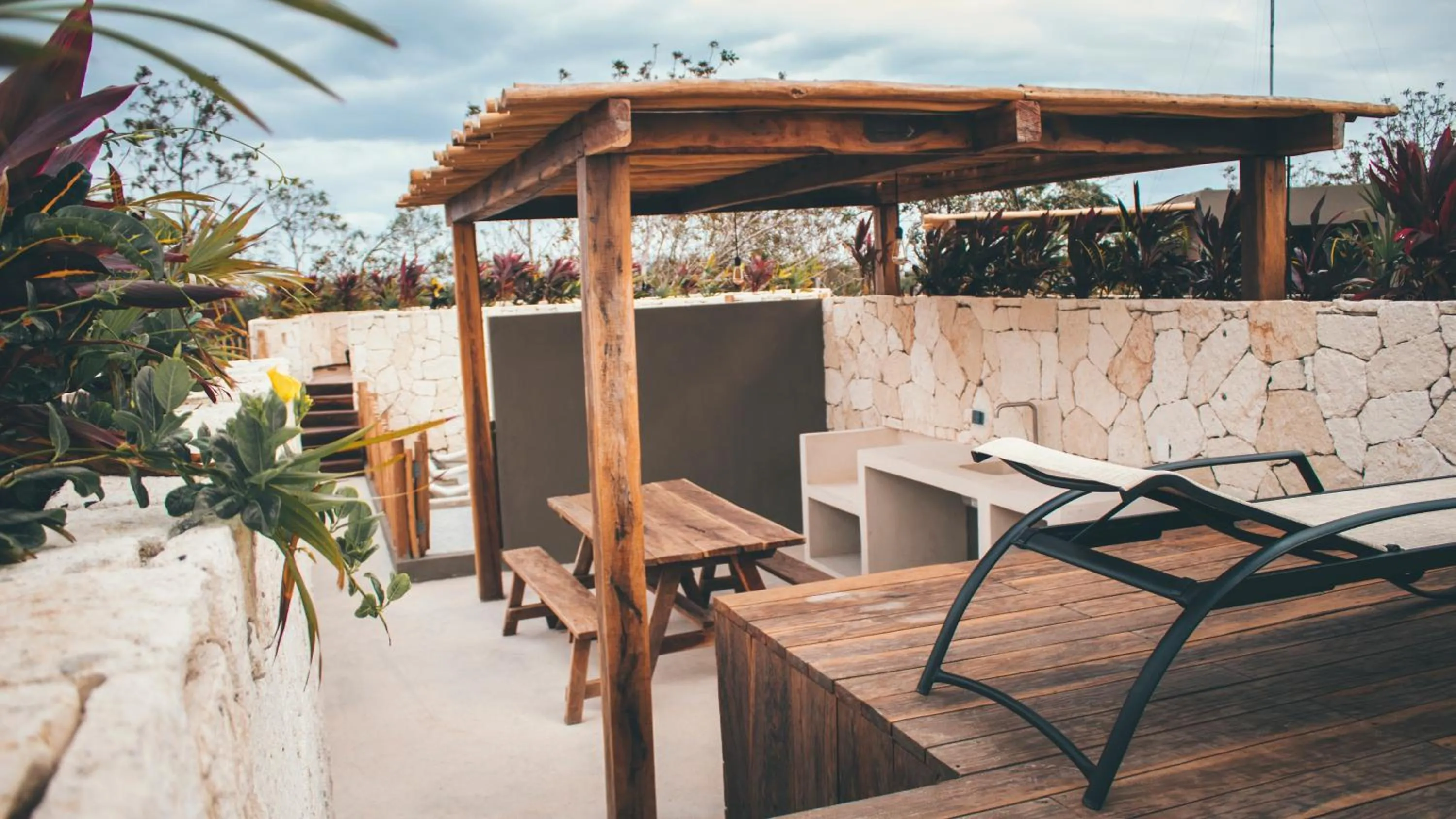 BBQ facilities in Vida Jungle Boho Apart 13 with special fee to access Hotel Bardo