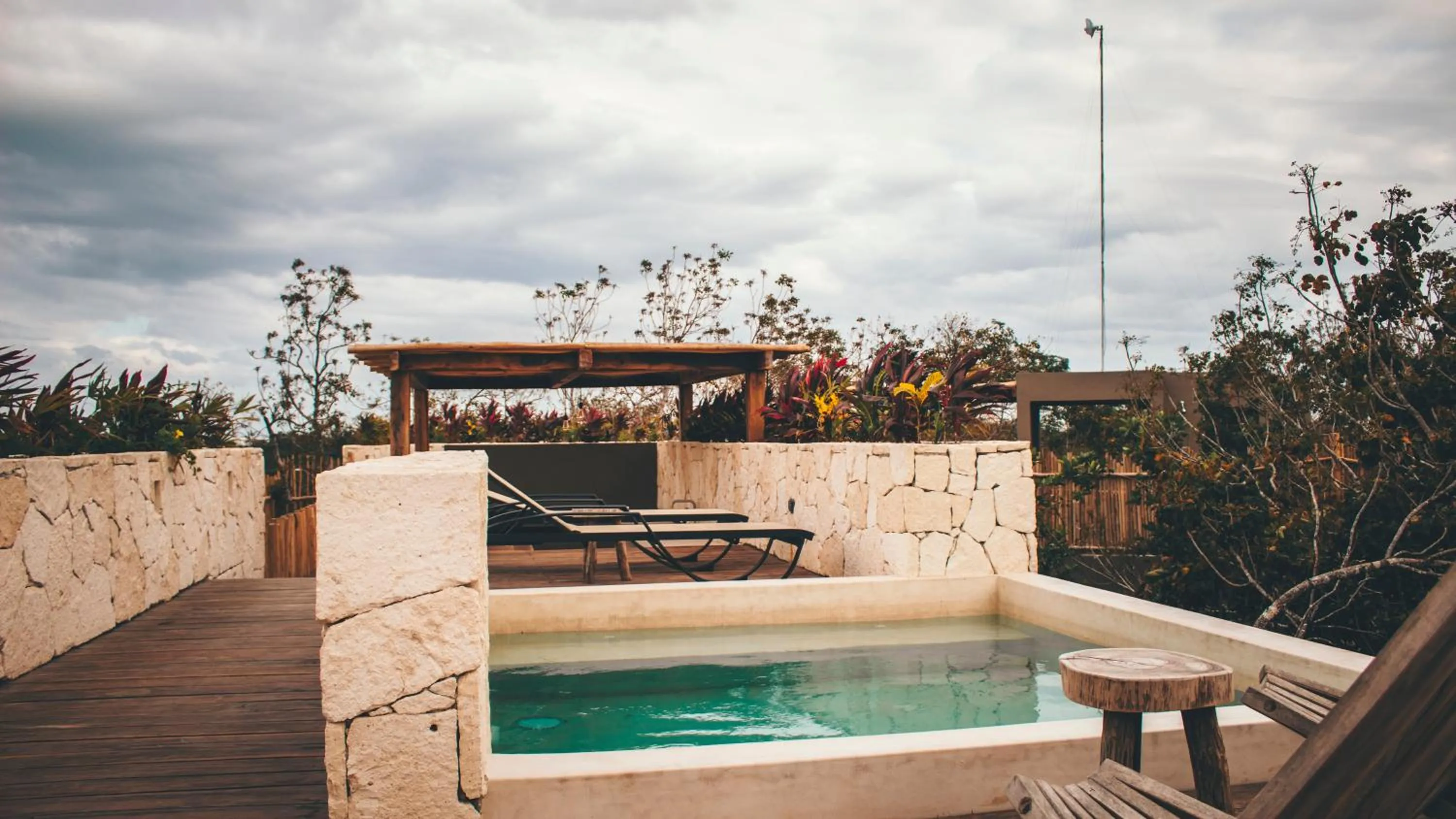 BBQ facilities in Vida Jungle Boho Apart 13 with special fee to access Hotel Bardo