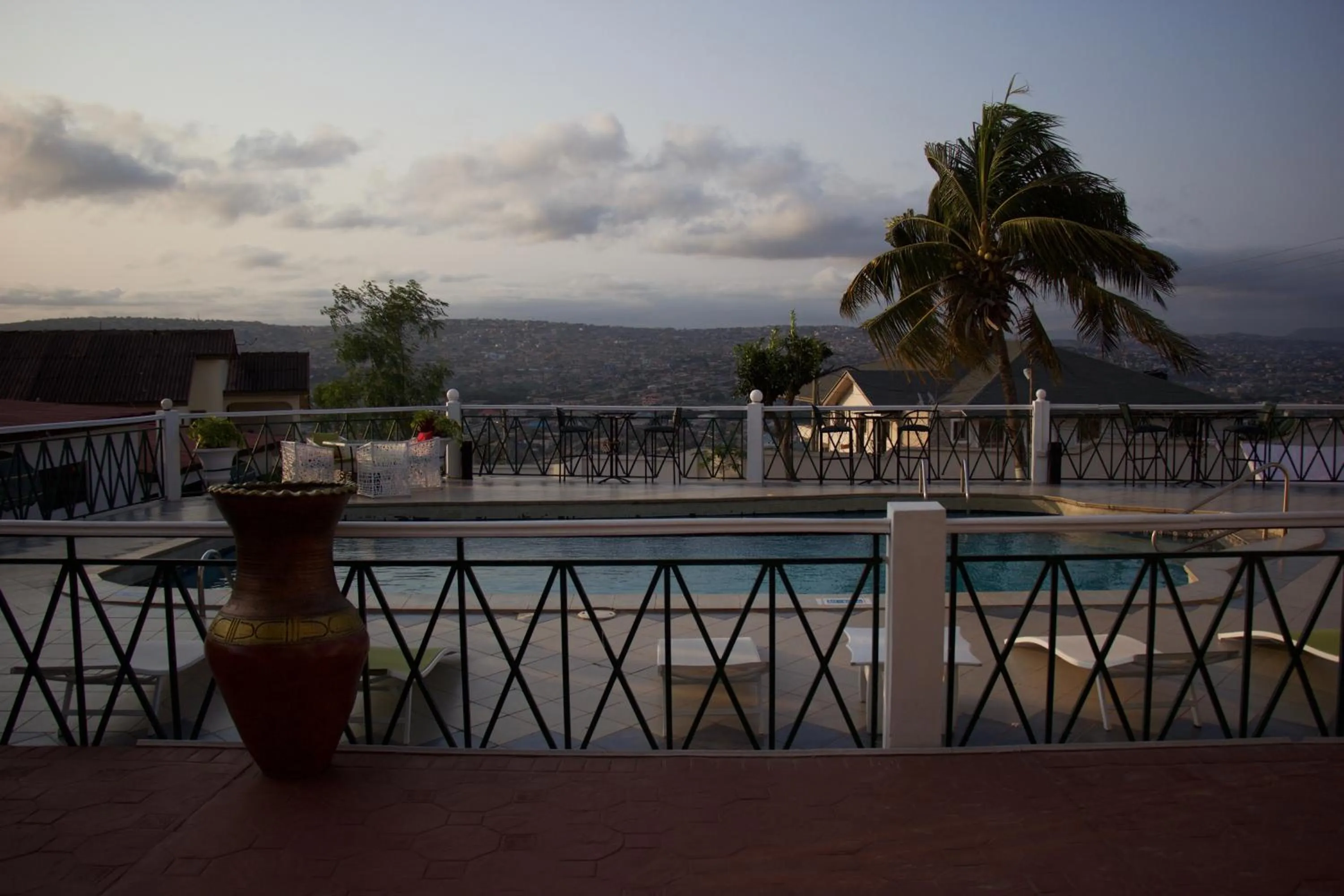 Restaurant/places to eat in Hill View Hotel McCarthy Hills