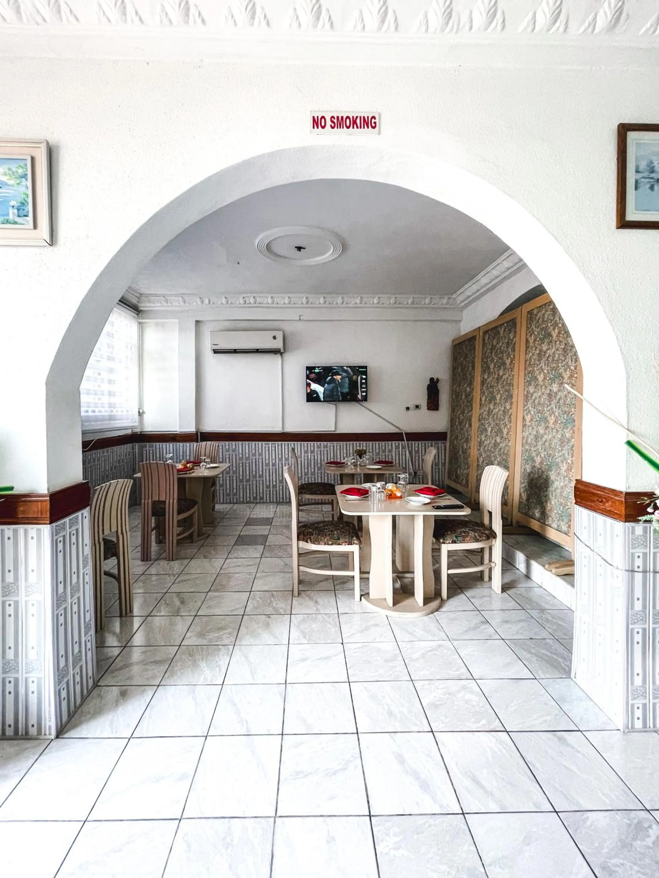 Restaurant/places to eat in Hill View Hotel McCarthy Hills