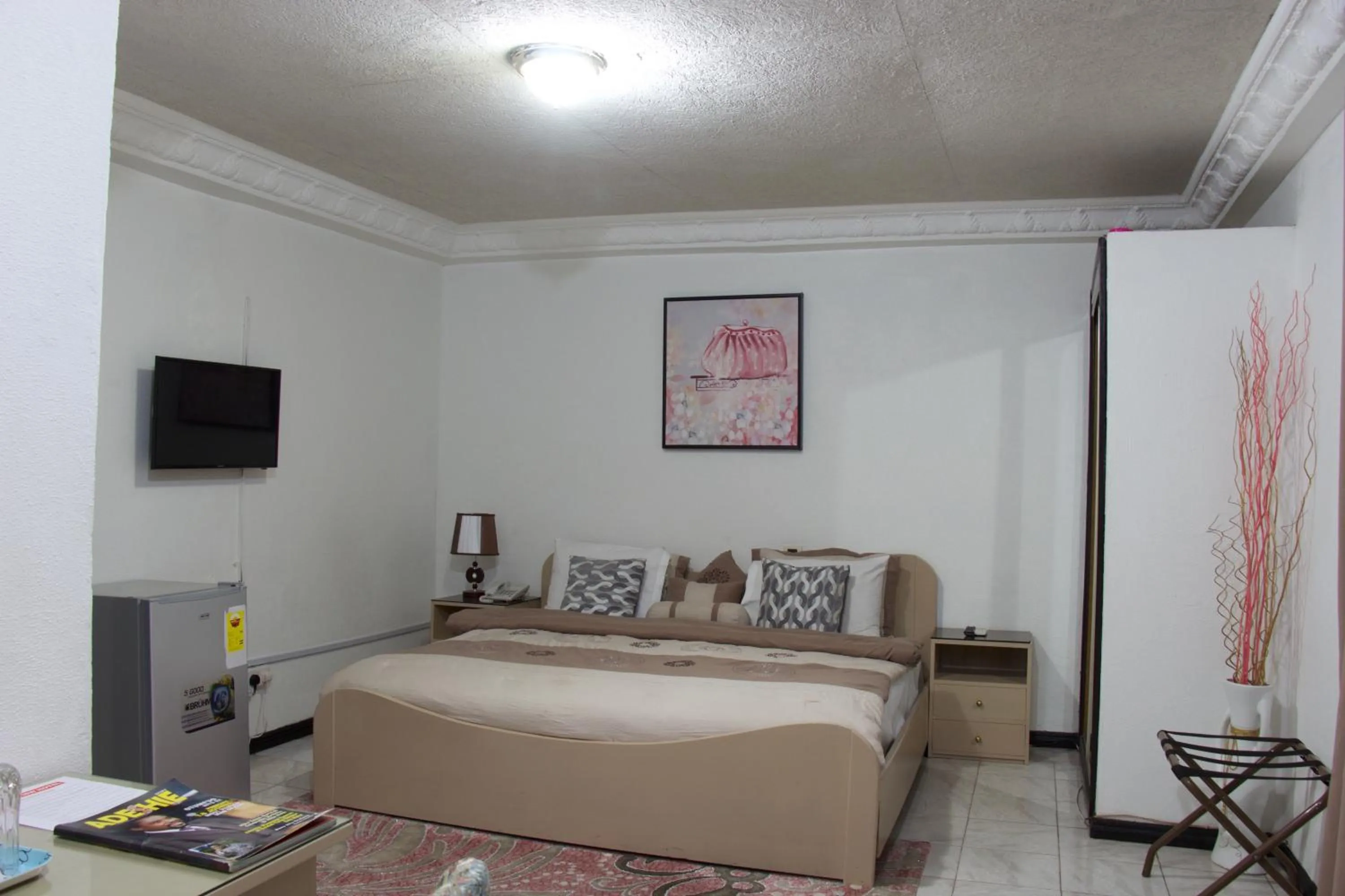 Photo of the whole room in Hill View Hotel McCarthy Hills