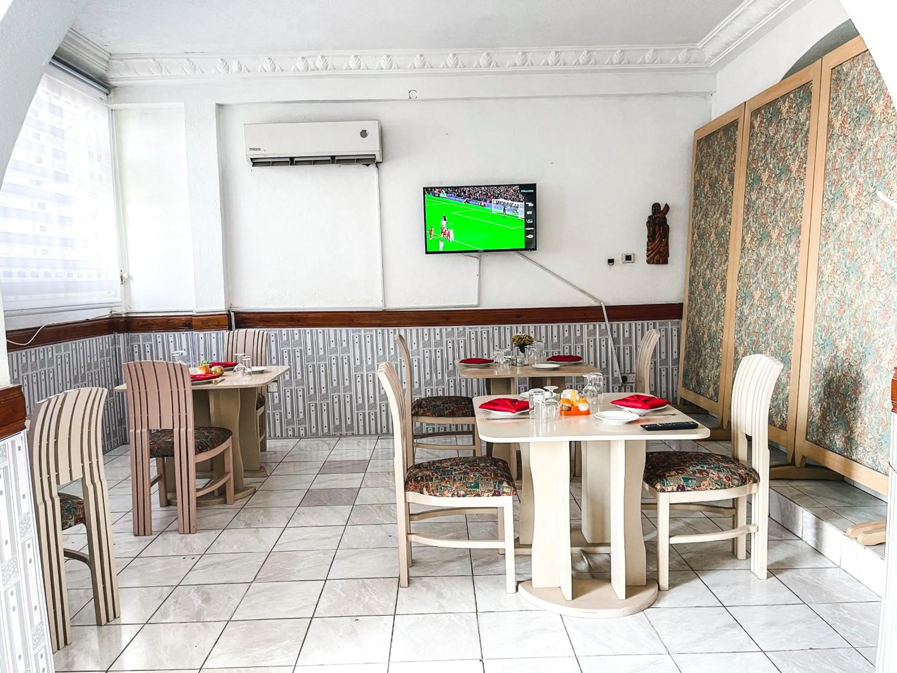 Dining area in Hill View Hotel McCarthy Hills