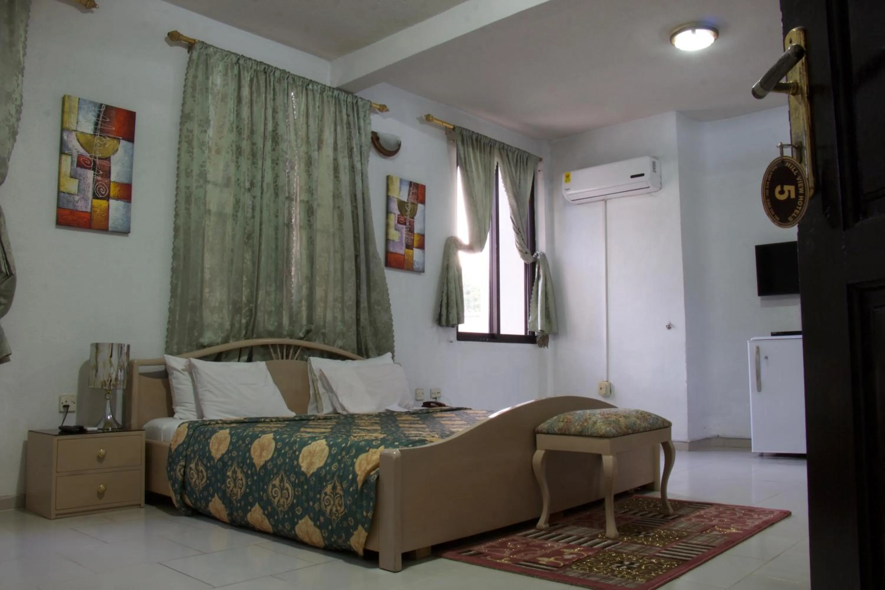 TV and multimedia in Hill View Hotel McCarthy Hills