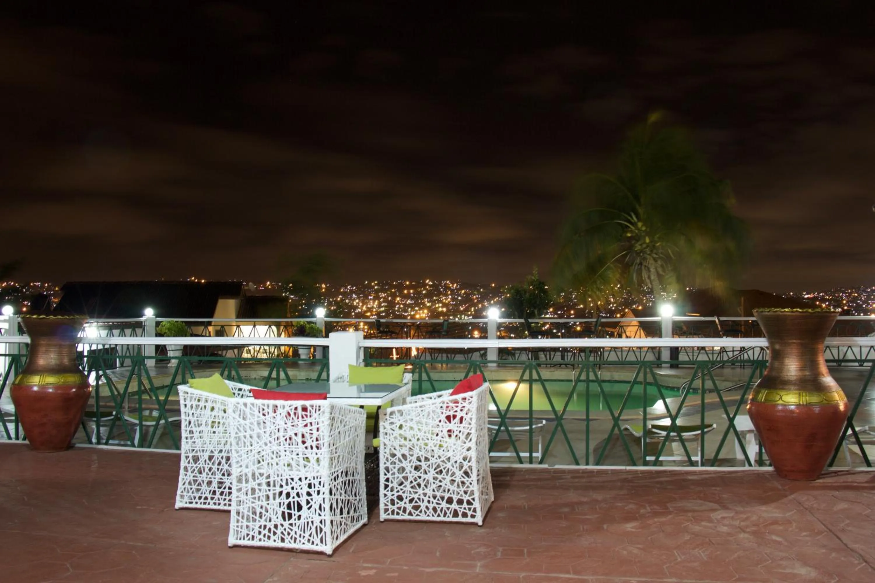 Restaurant/places to eat in Hill View Hotel McCarthy Hills