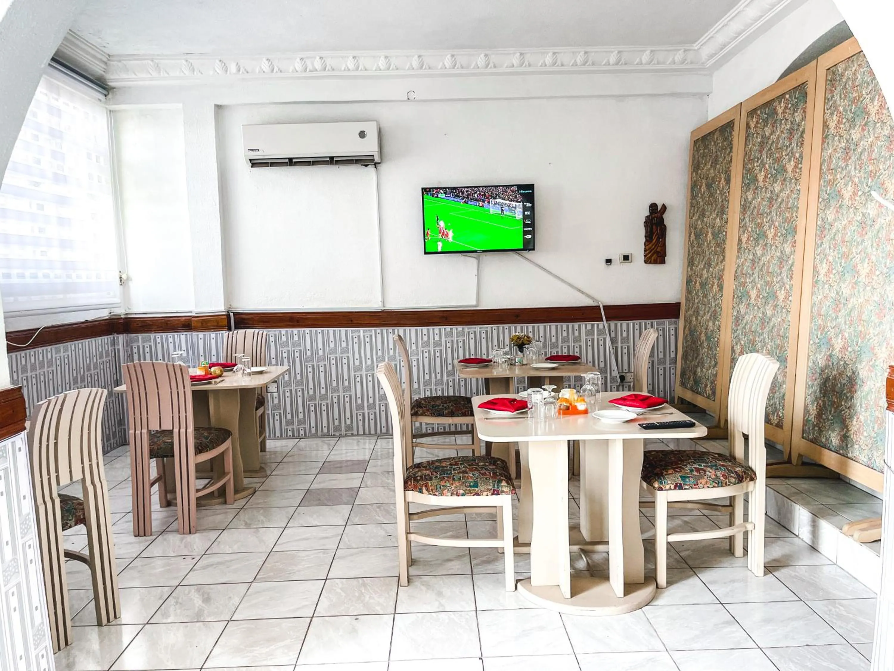 Restaurant/places to eat in Hill View Hotel McCarthy Hills