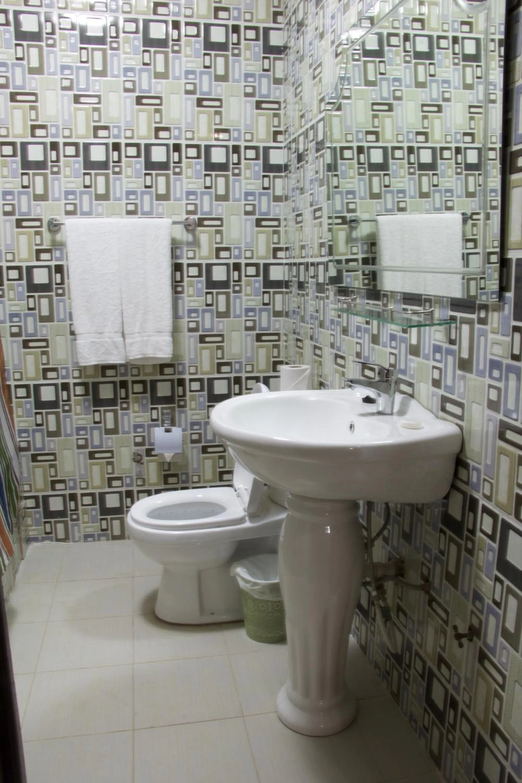 Shower in Hill View Hotel McCarthy Hills