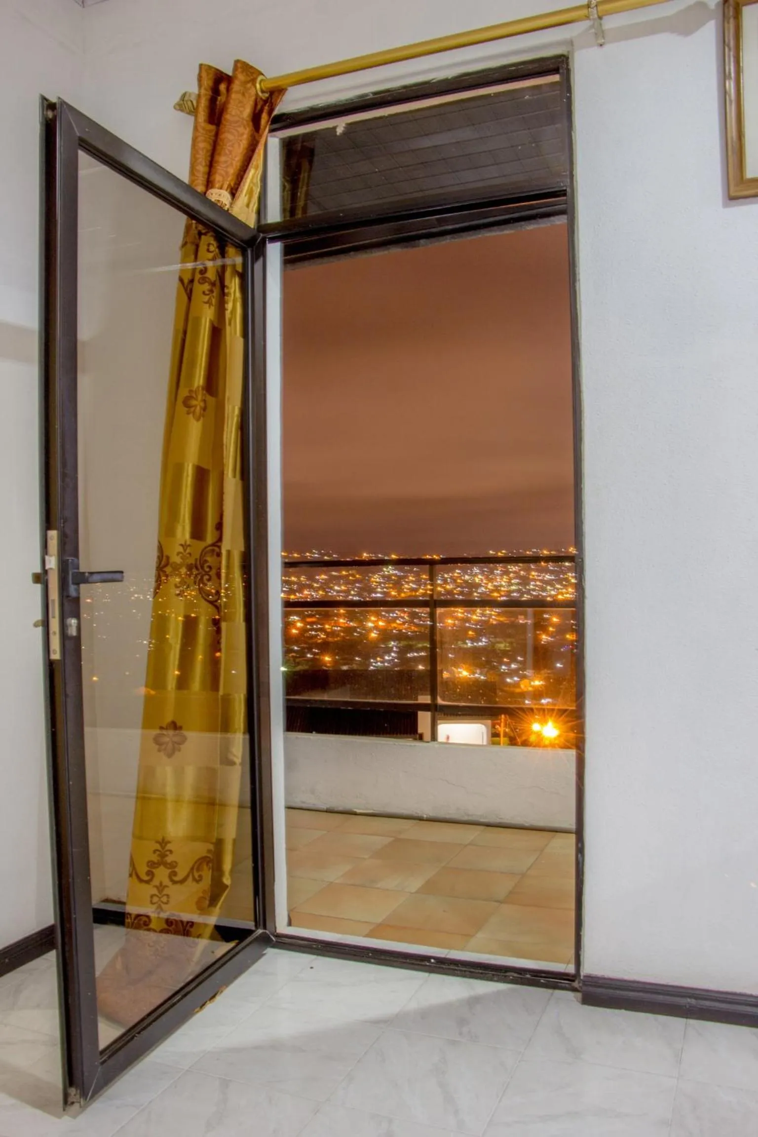 Night in Hill View Hotel McCarthy Hills