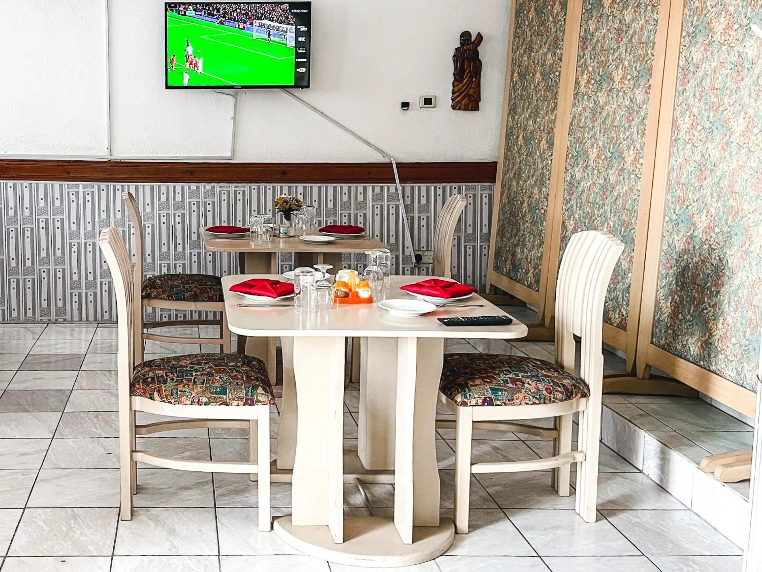 Dining area in Hill View Hotel McCarthy Hills