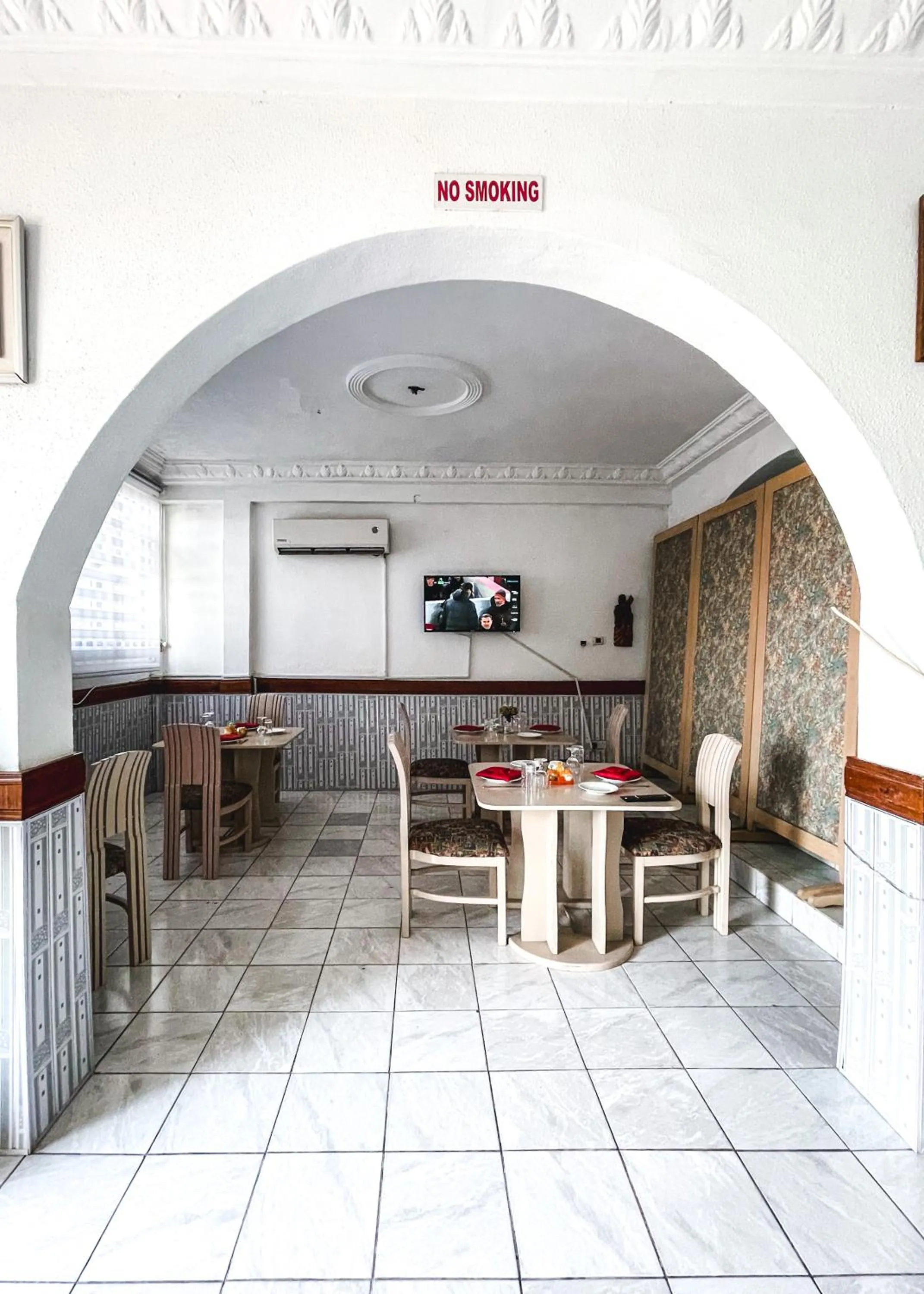 Dining area in Hill View Hotel McCarthy Hills