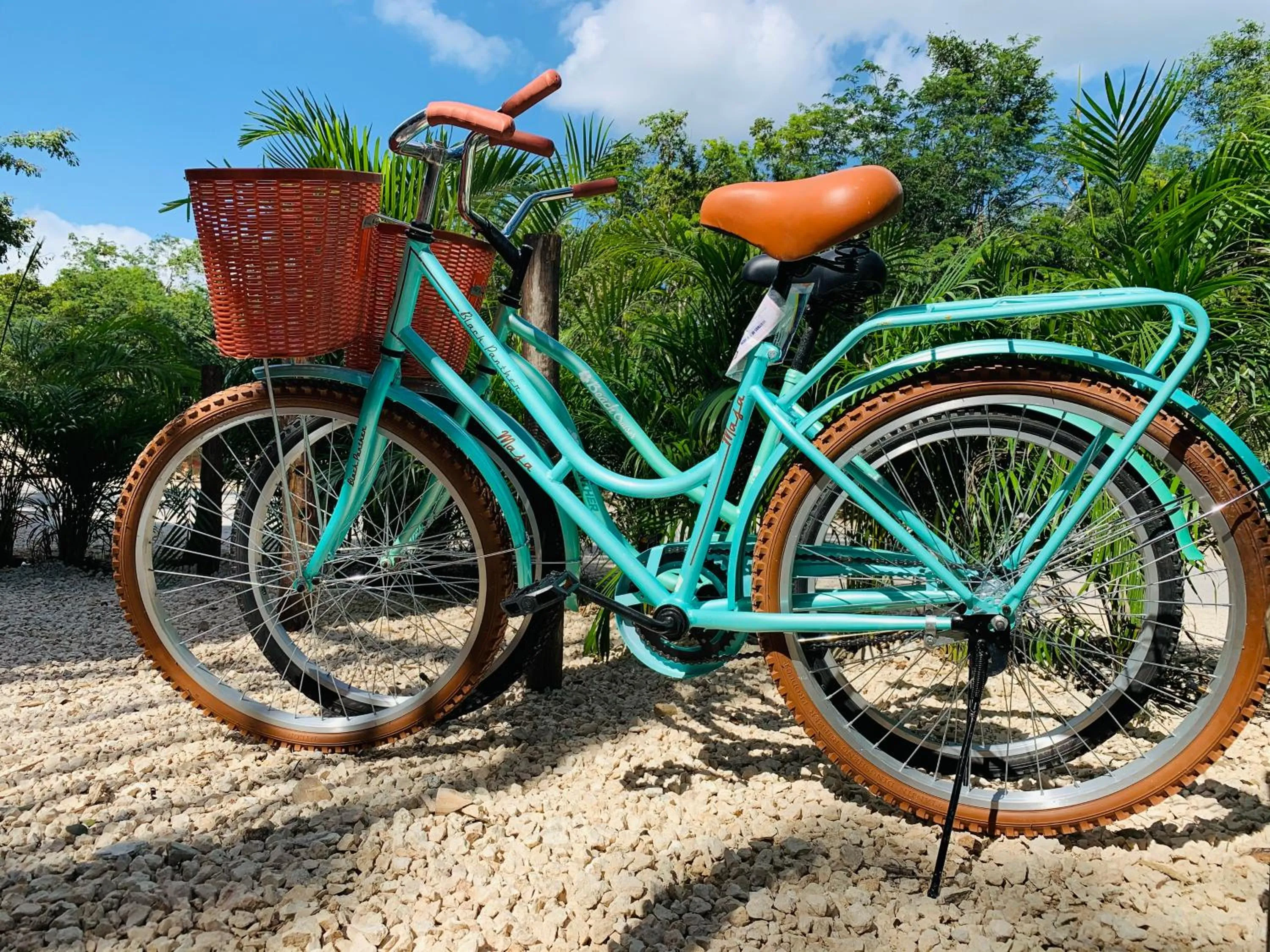 People in Vida Jungle Boho Apart 14 with special fee to access Hotel Bardo