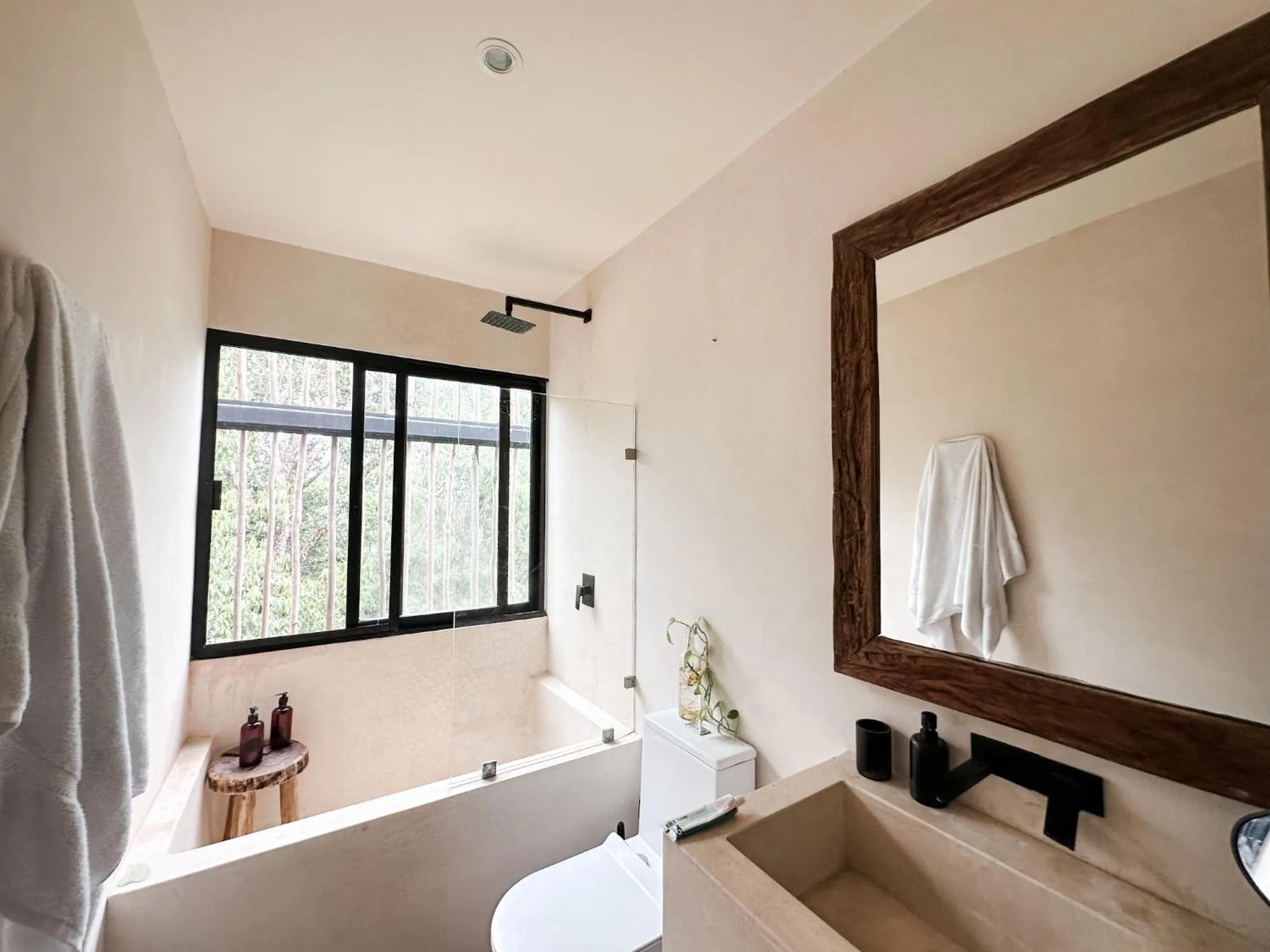 Bathroom in Vida Jungle Boho Apart 14 with special fee to access Hotel Bardo