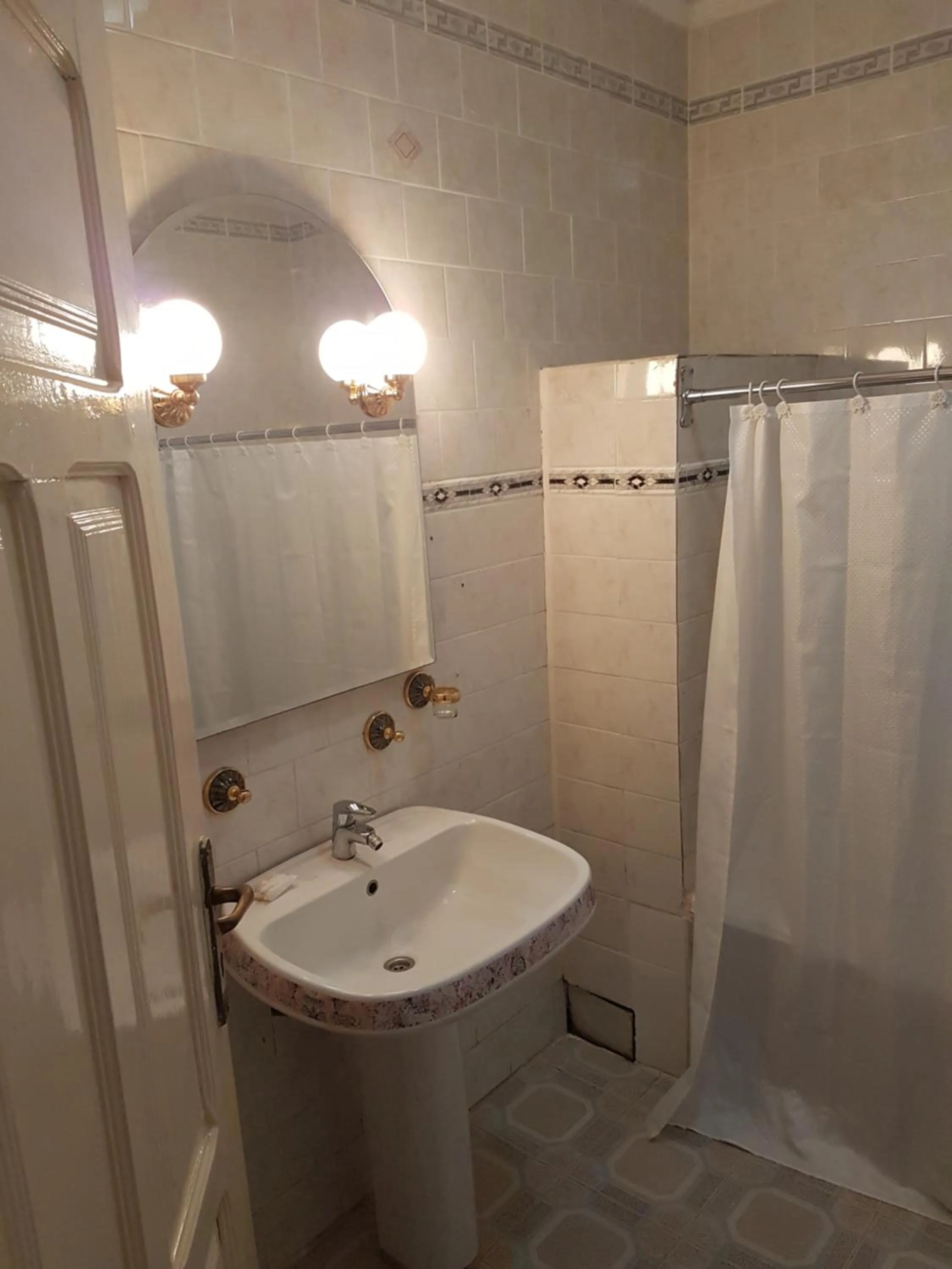 Bathroom in Hill View Hotel West Airport