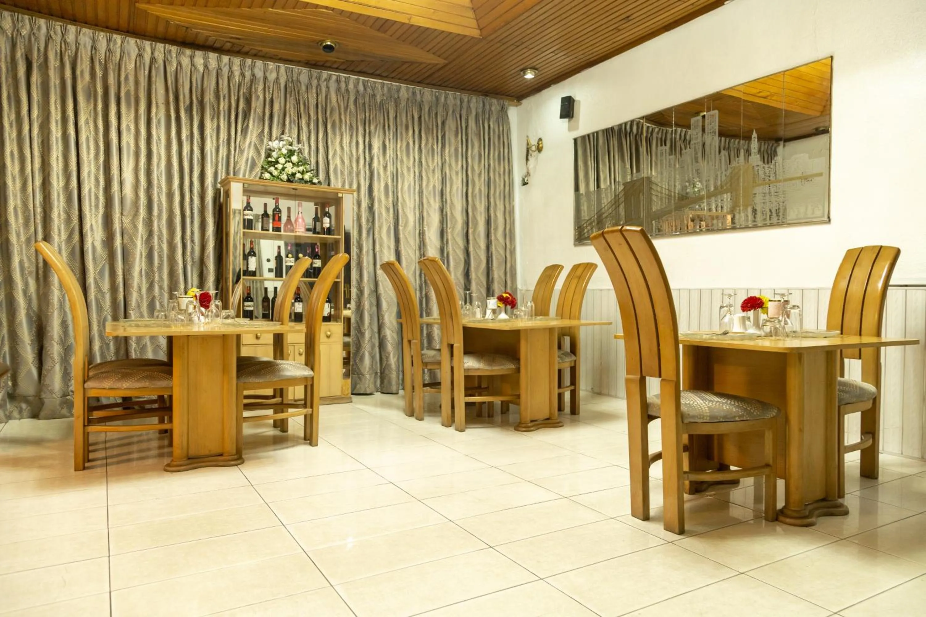 Hill View Hotel West Airport