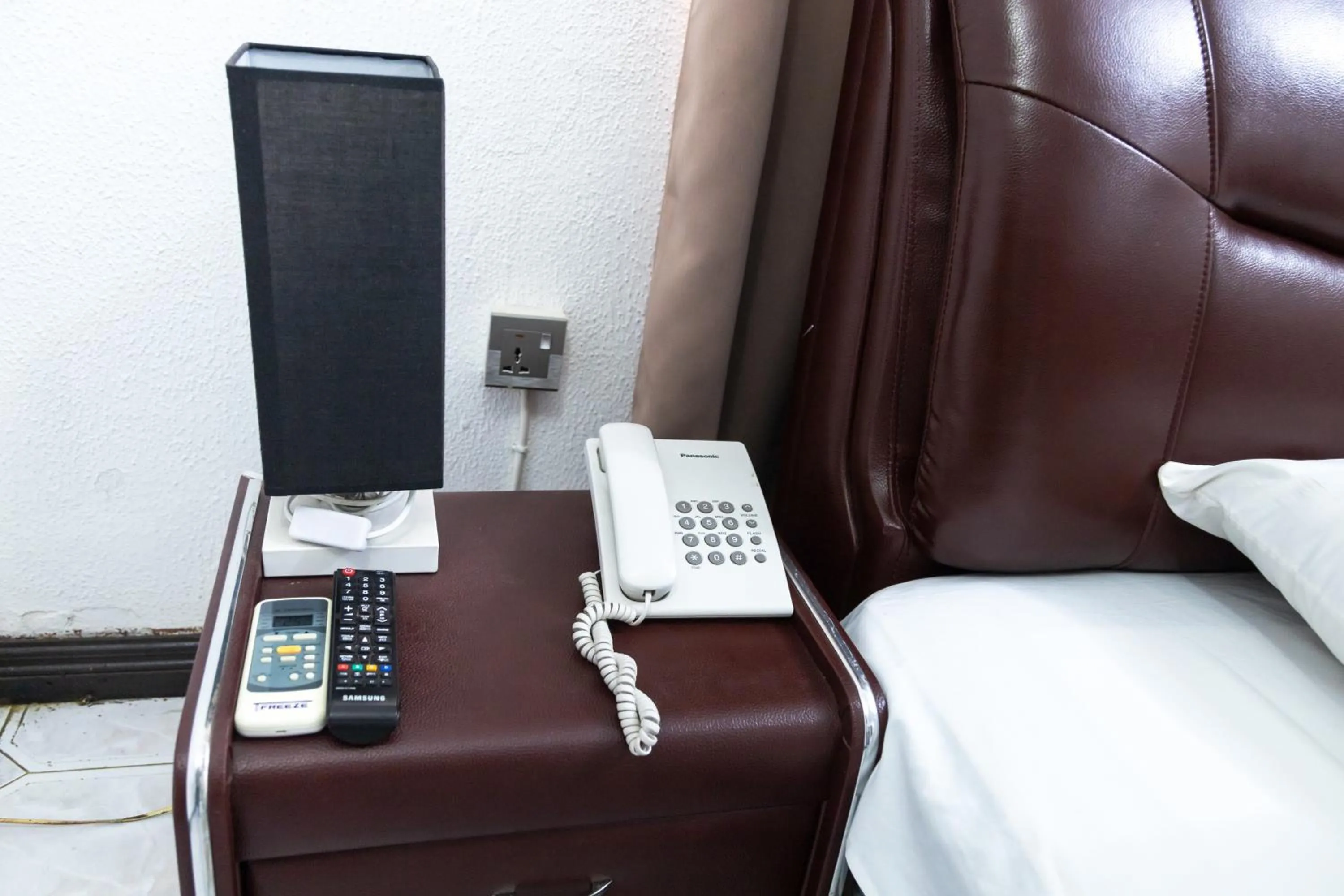 Hill View Hotel West Airport