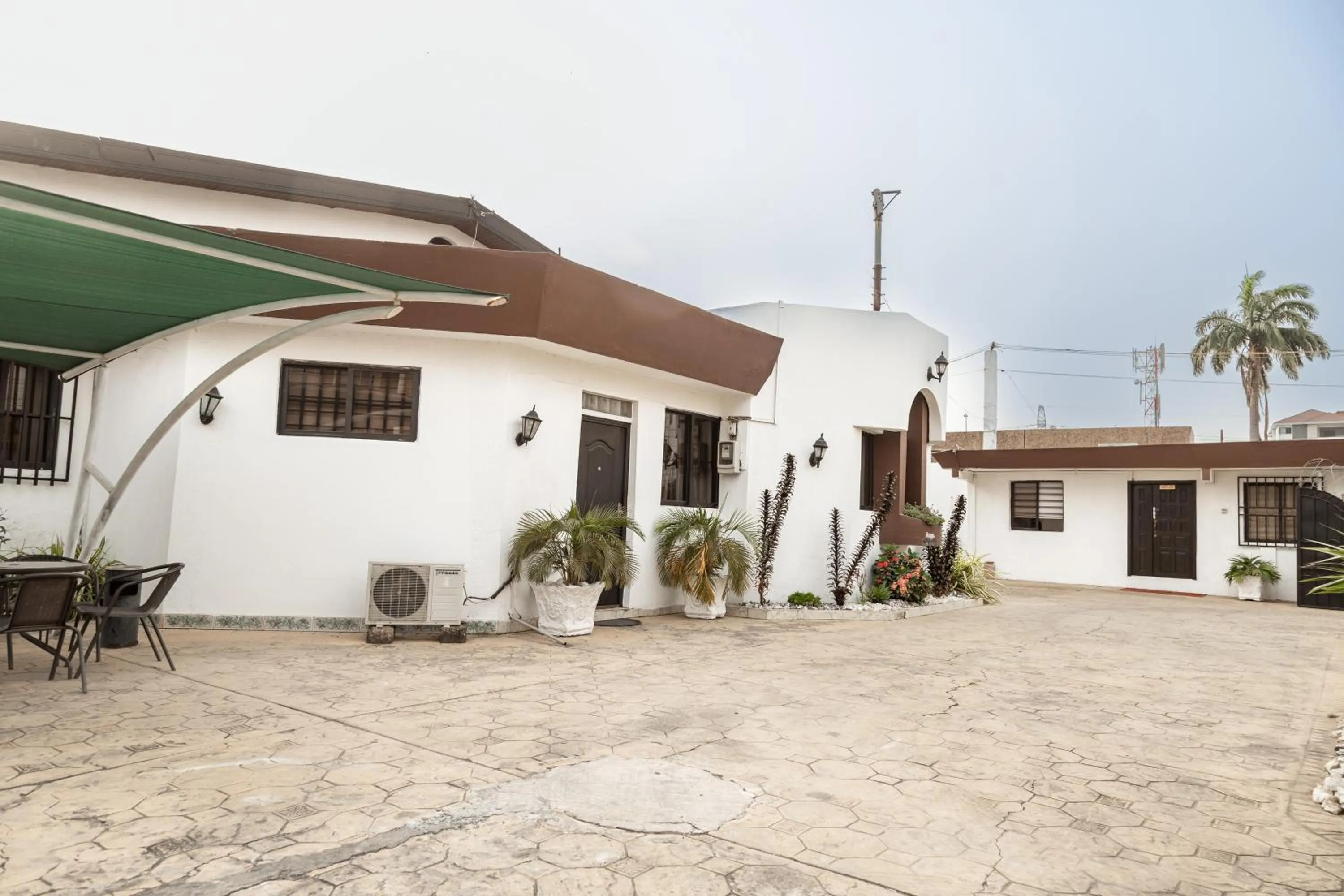 Hill View Hotel West Airport