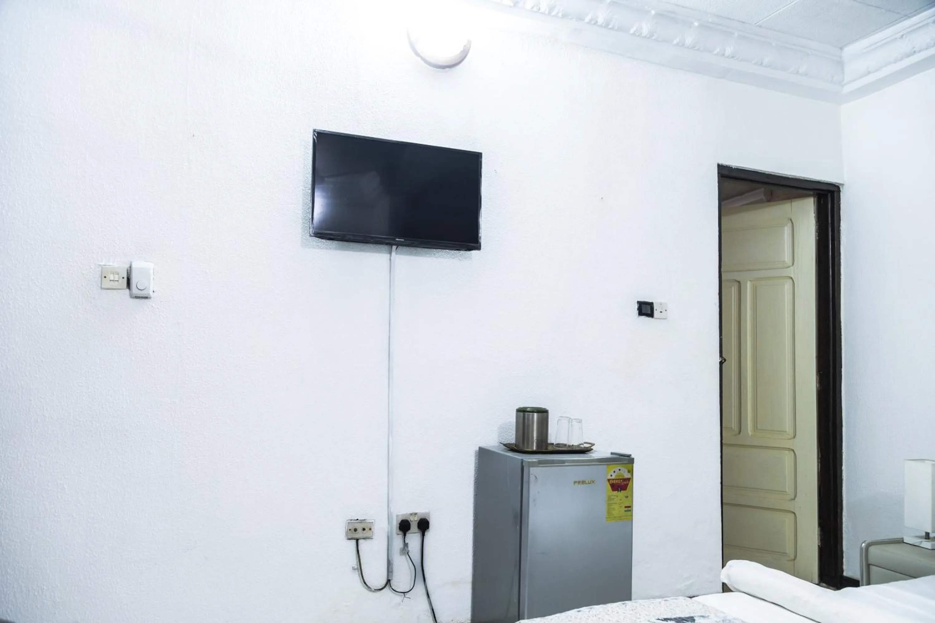 Hill View Hotel West Airport