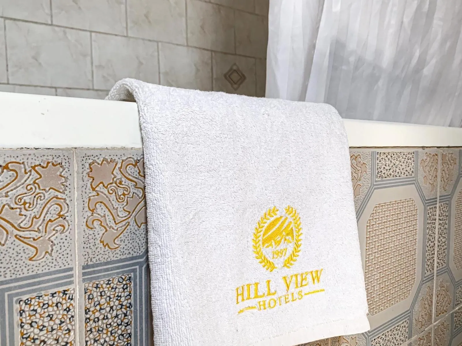 Hill View Hotel West Airport