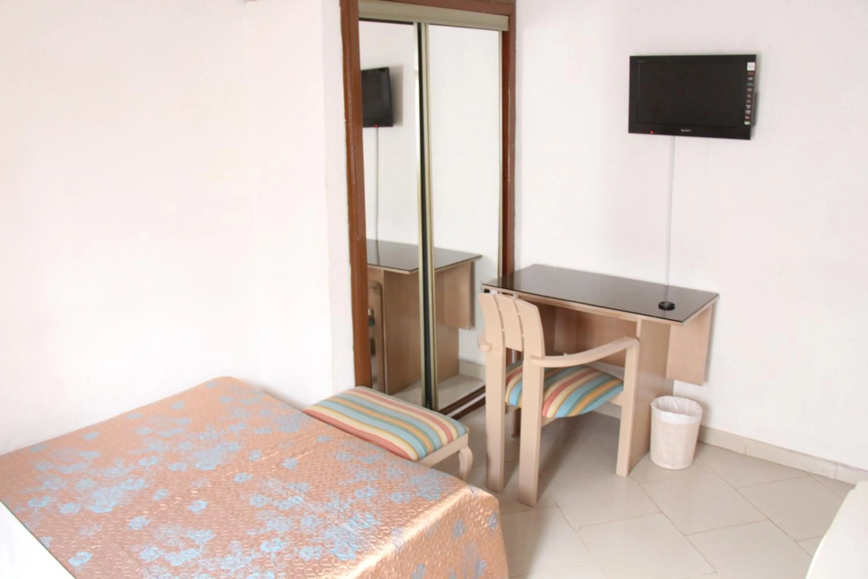 Photo of the whole room in Hill View Hotel West Airport