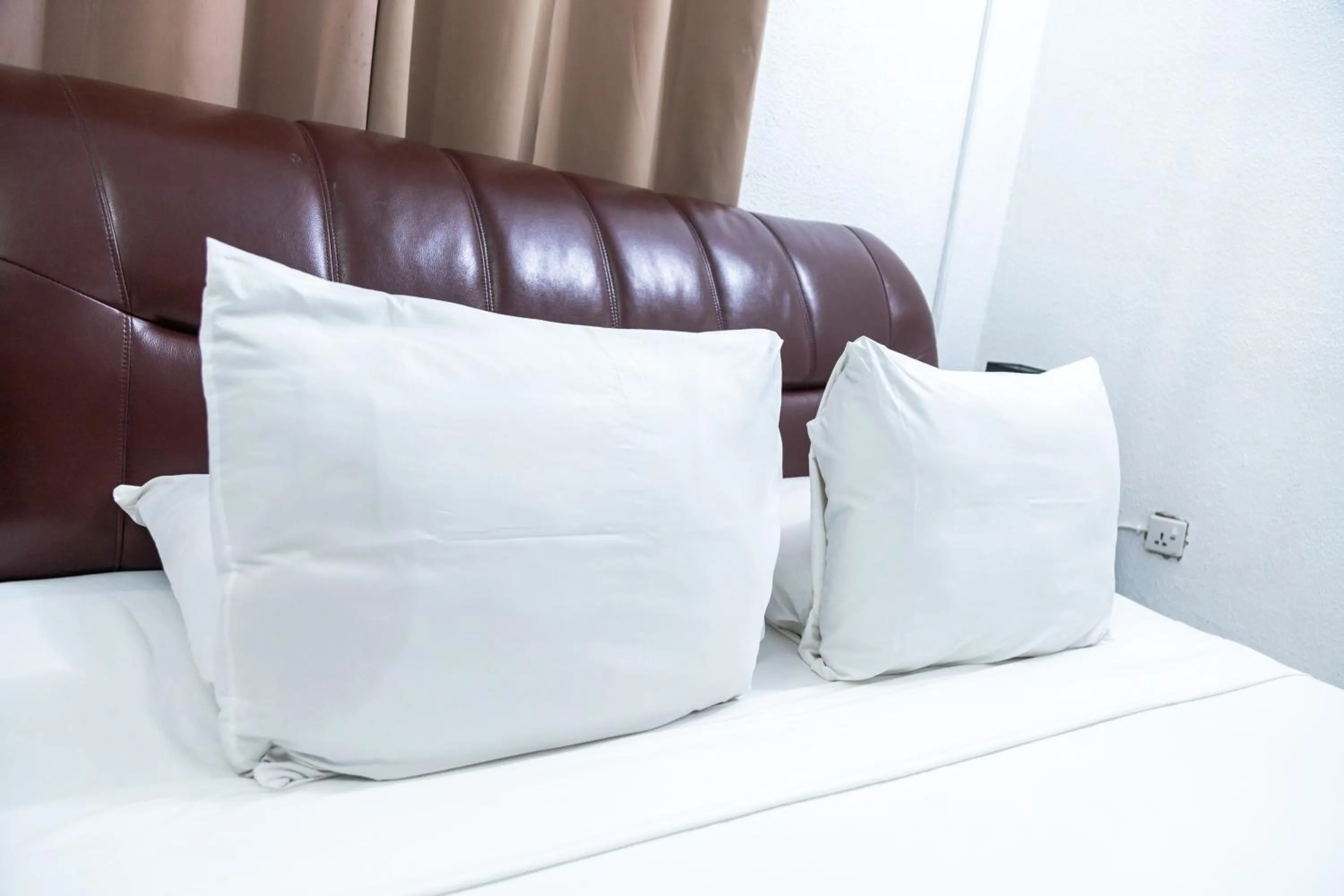 Hill View Hotel West Airport