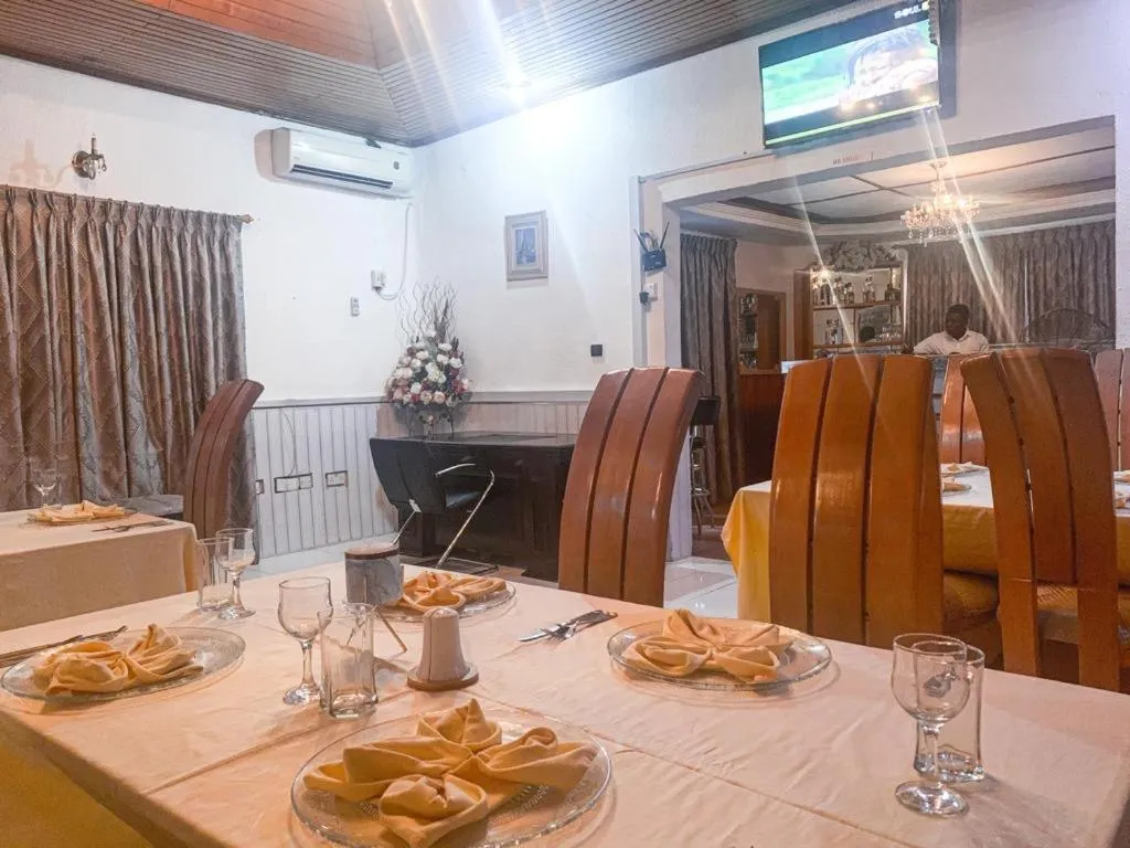 Hill View Hotel West Airport