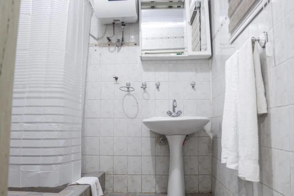 Hill View Hotel West Airport