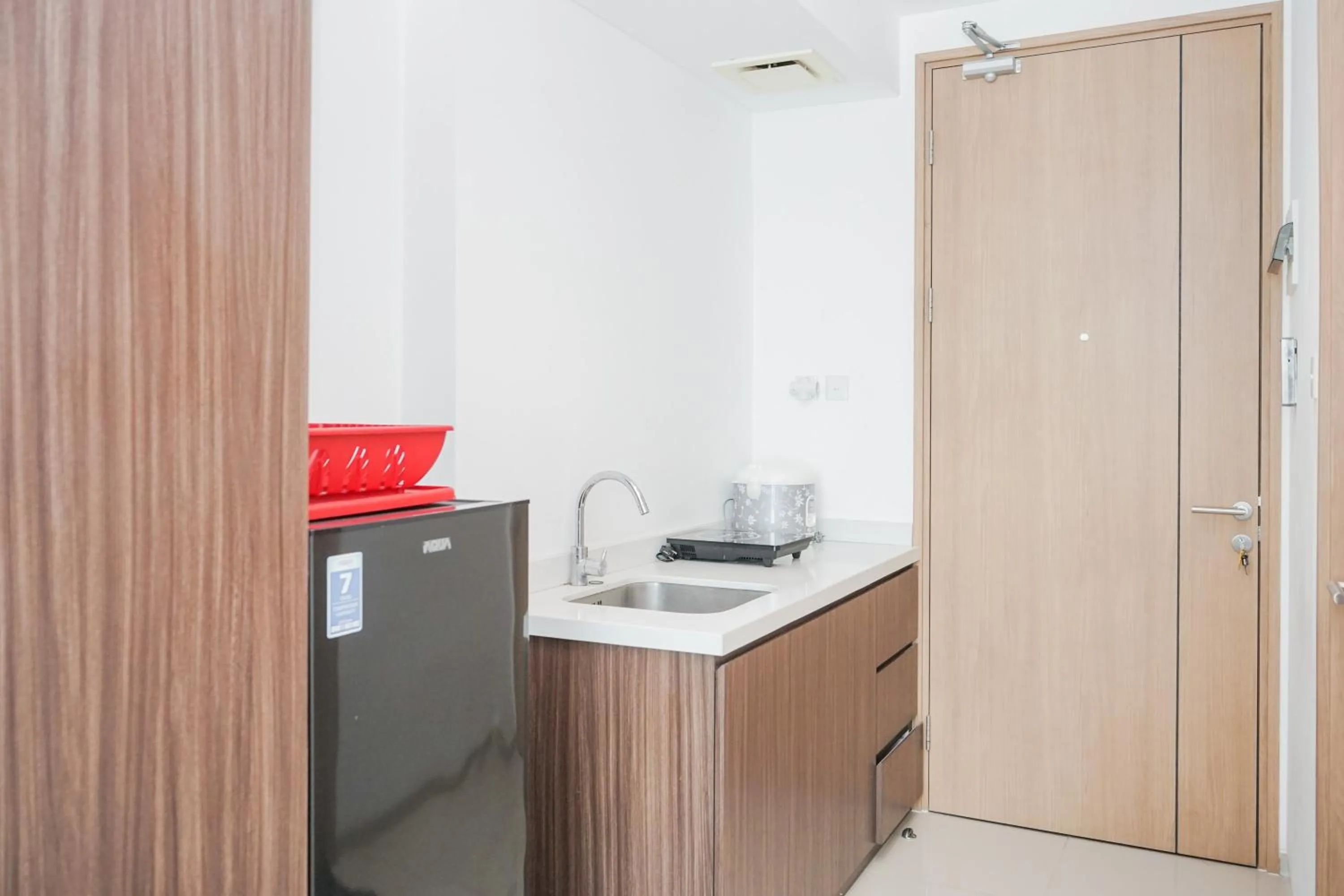 Kitchen or kitchenette in Modern Studio Apartment at Tree Park Cikokol By Travelio