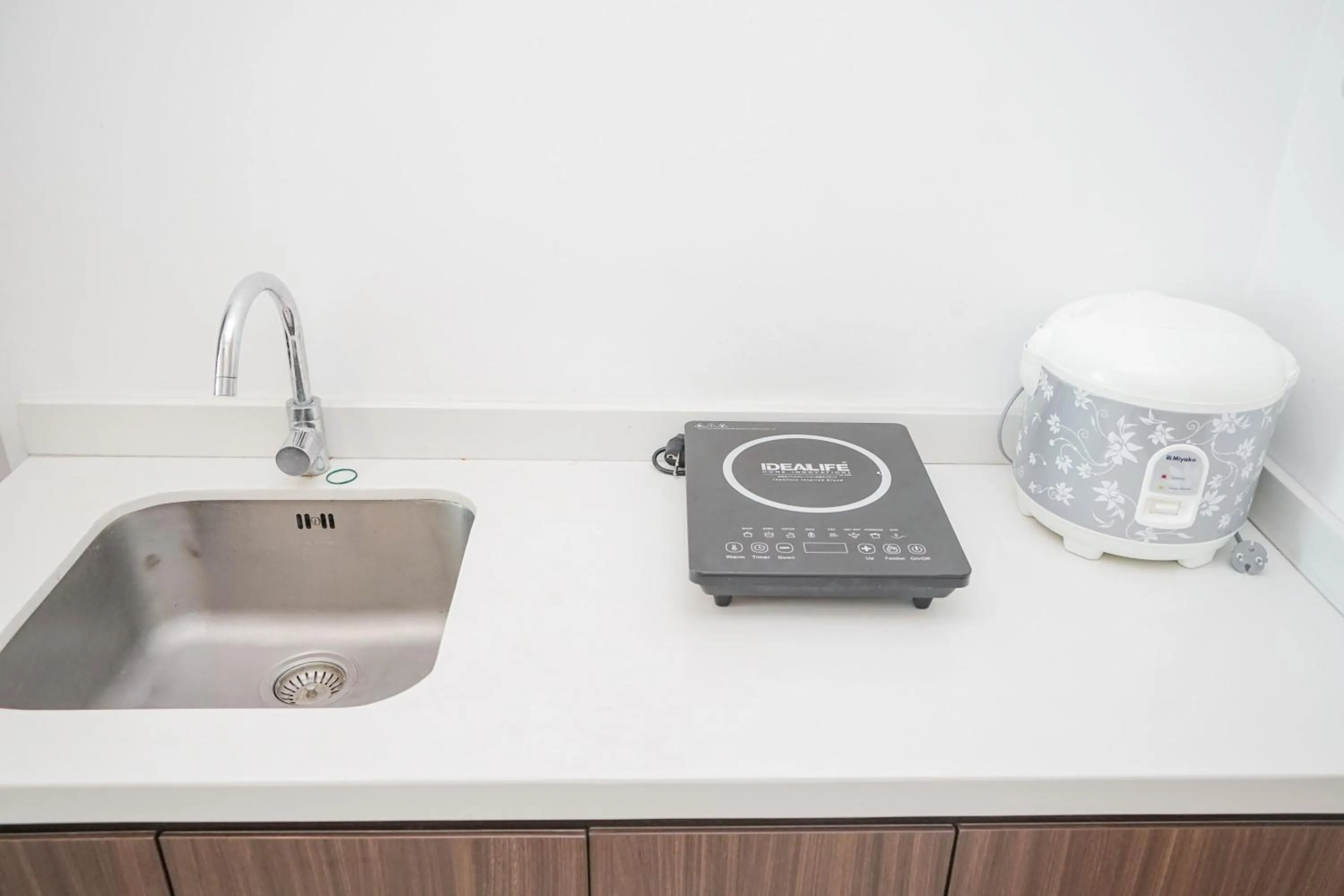 Kitchen or kitchenette in Modern Studio Apartment at Tree Park Cikokol By Travelio