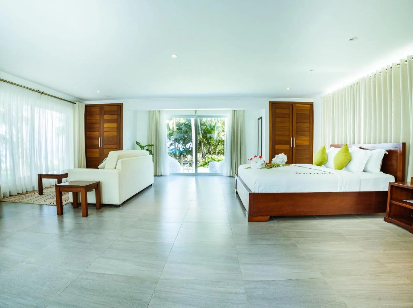 Bed in Searenity Beach Villa